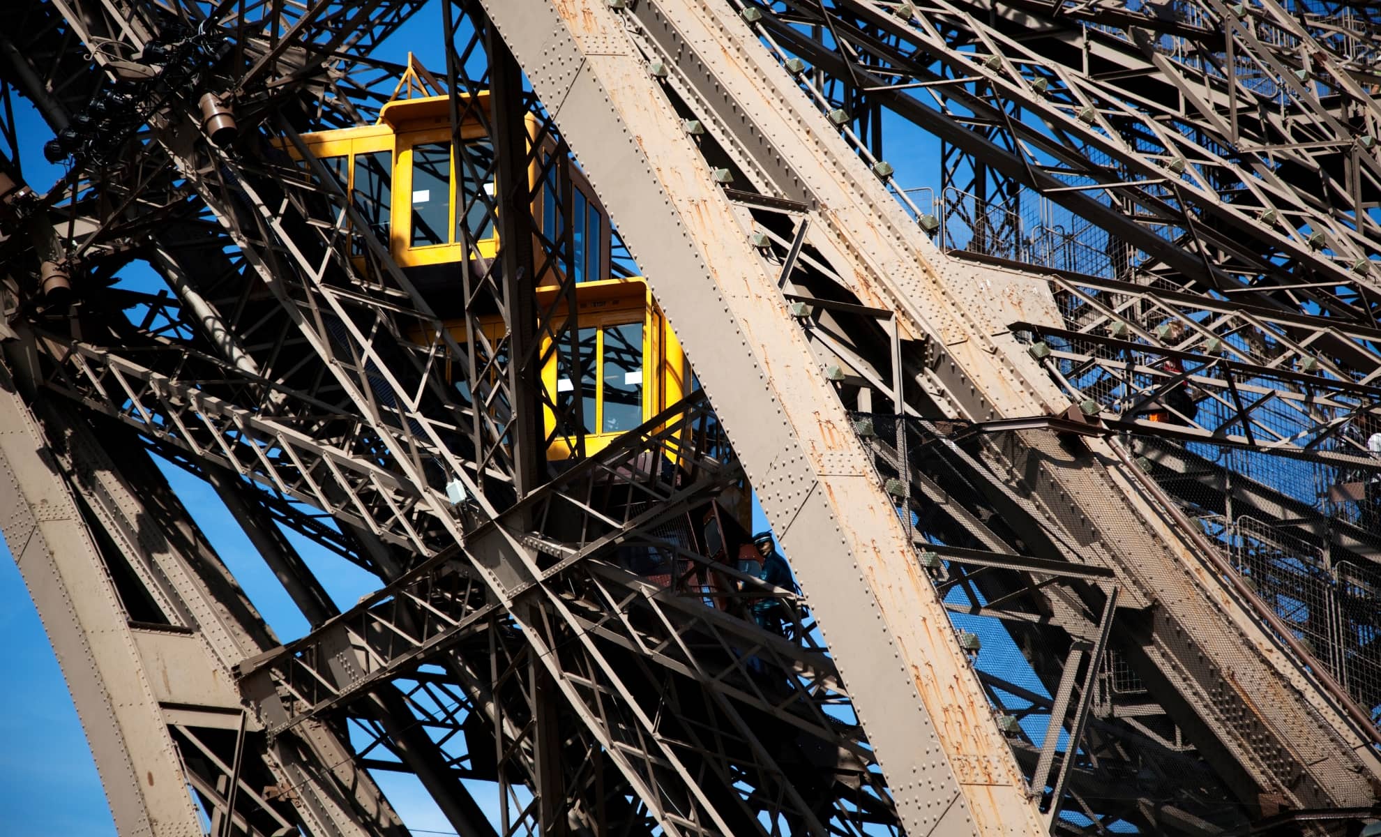 Ascenseurs Duolift menant au sommet de la tour Eiffel