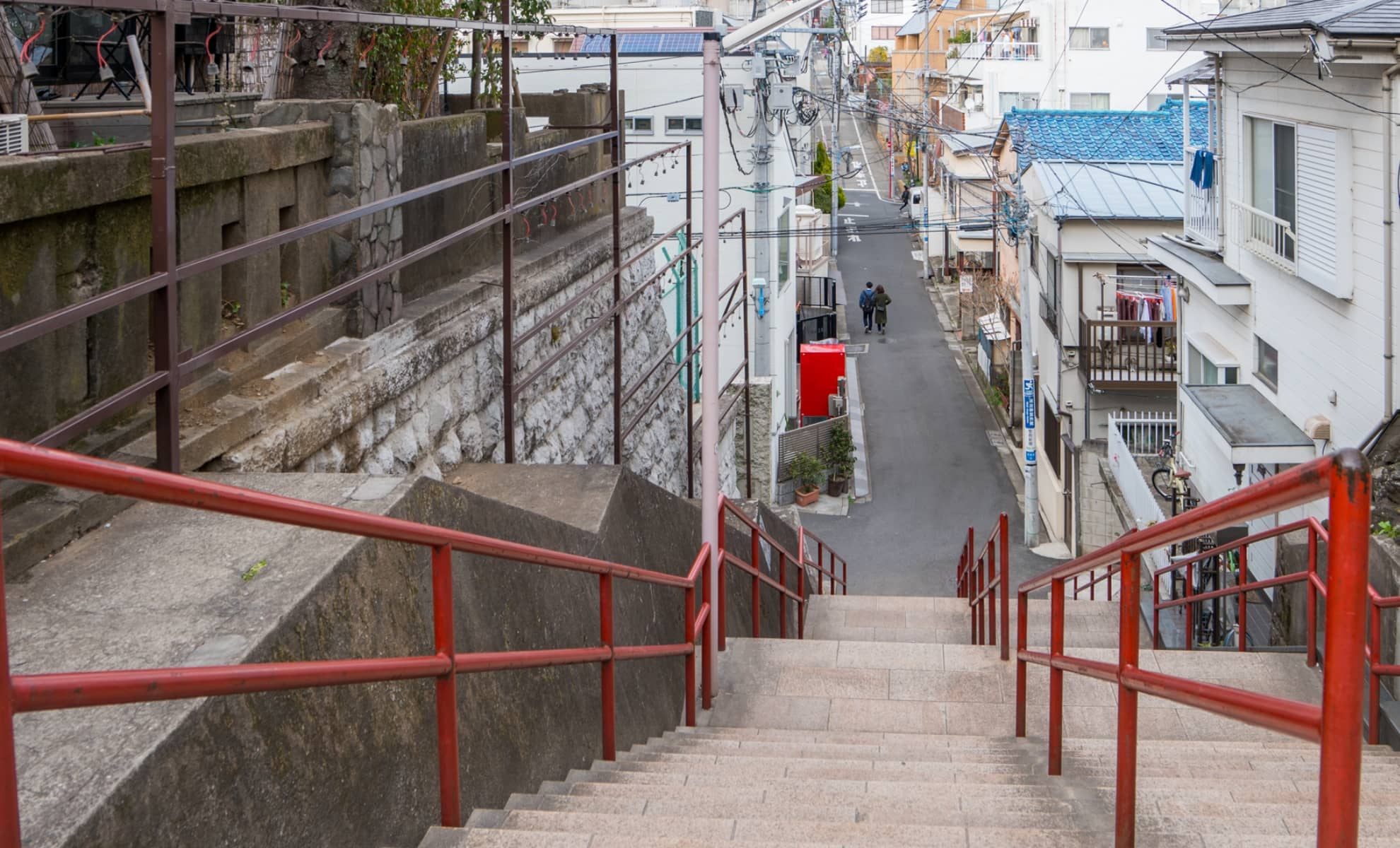 Escalier rouge menant au sanctuaire Suga