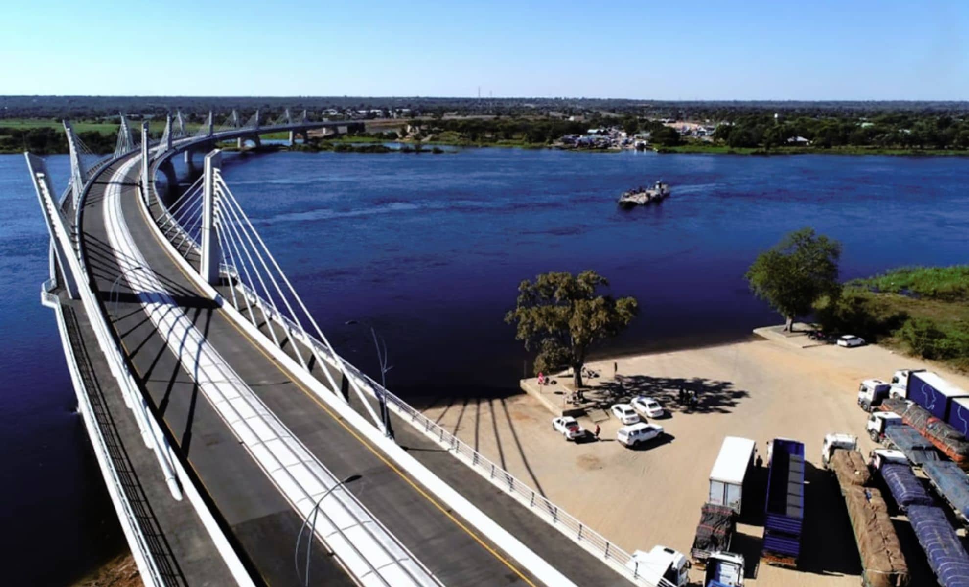 La frontière du fleuve Zambèze entre le Botswana et la Zambie