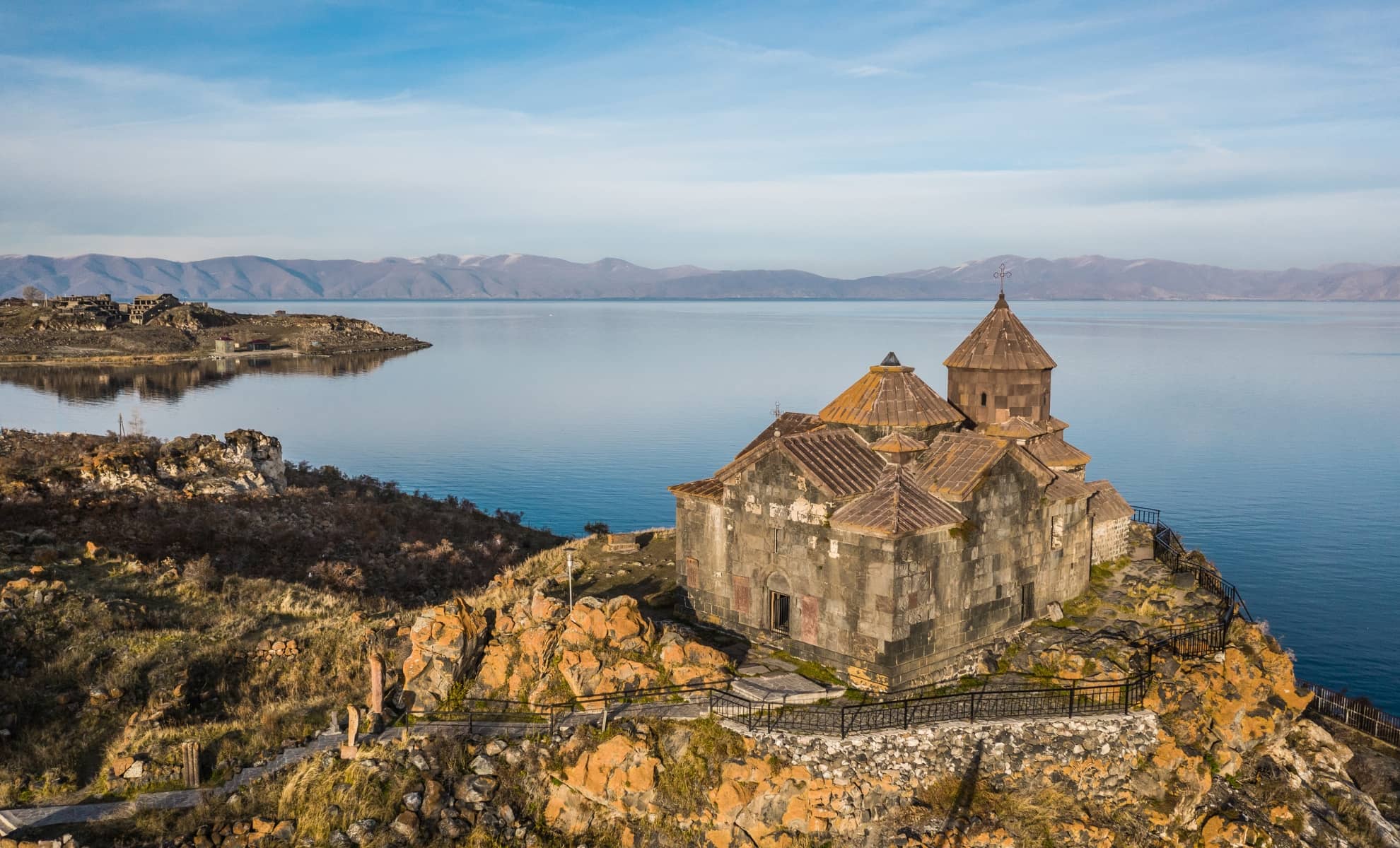 Le monastère Hayravank et sa vue sur le lac Sevan, Arménie