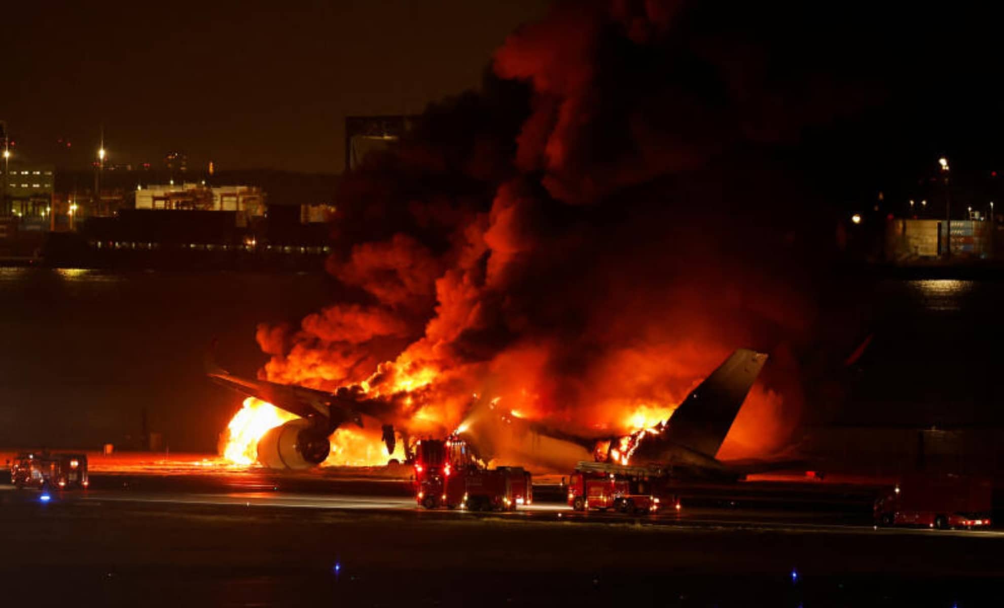 Avion en feu suite à une collision à l'aéroport Tokyo-Haneda, Japon