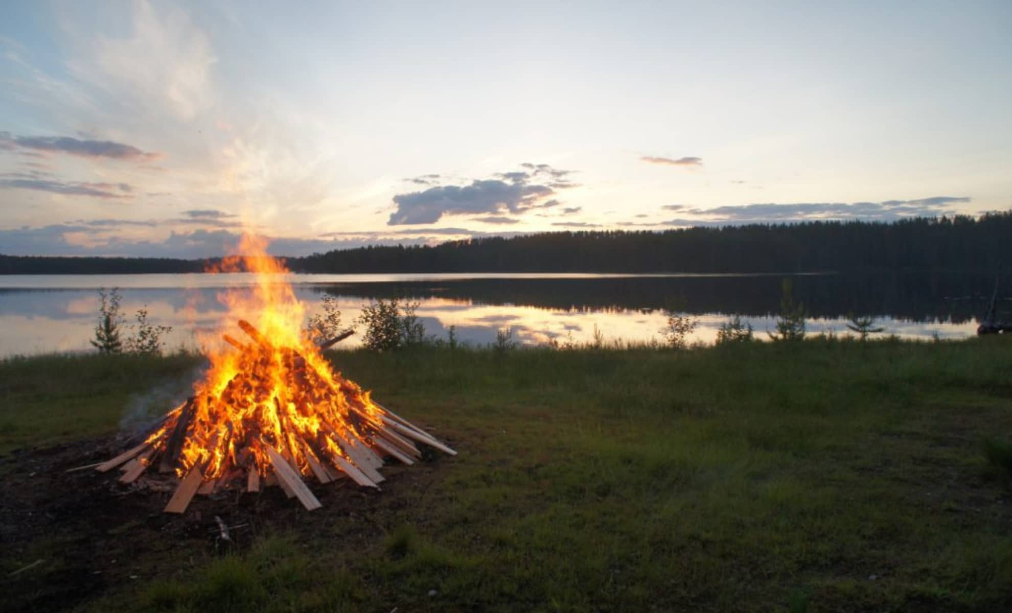 Célébration du solstice d'été avec des feux de joie en Finlande