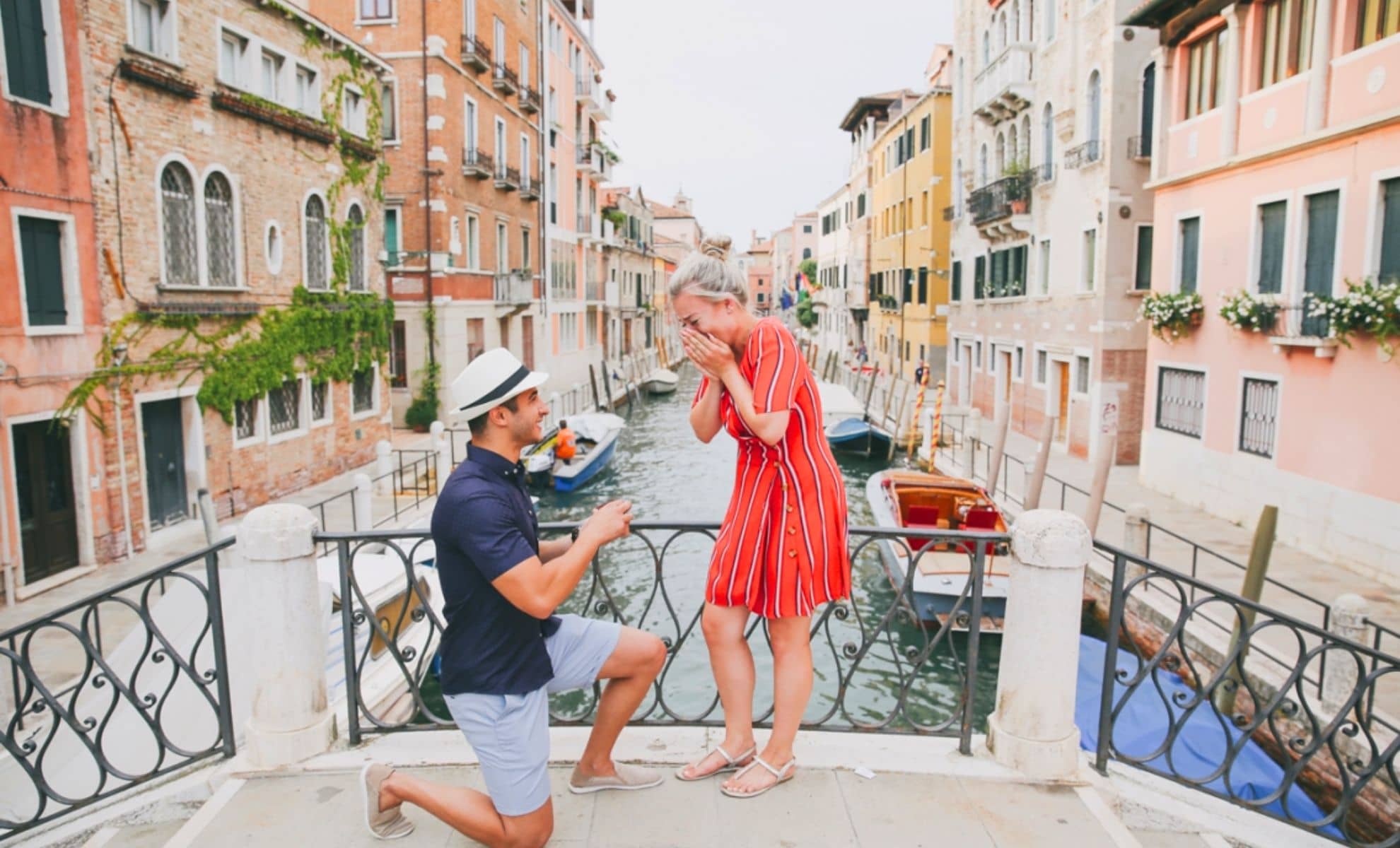 Demande de mariage sur le pont de Venise, Italie 