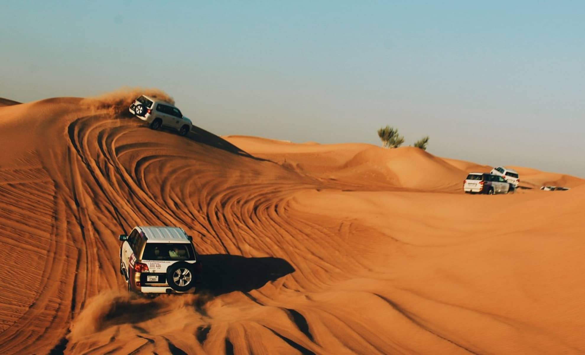 Descendre les dunes du désert en 4x4 durant un safari