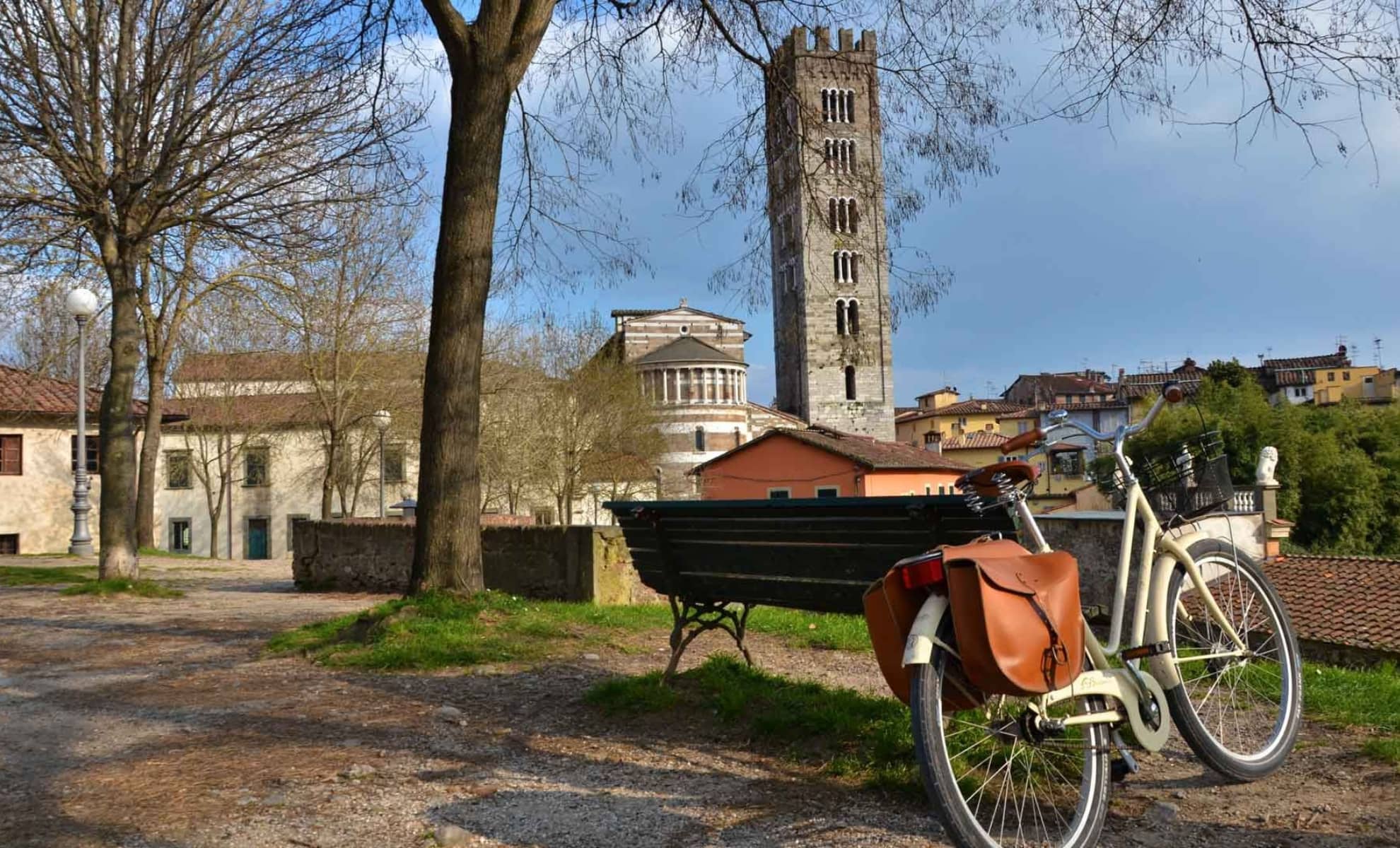 Faire le tour des remparts médiévaux de Lucques à vélo