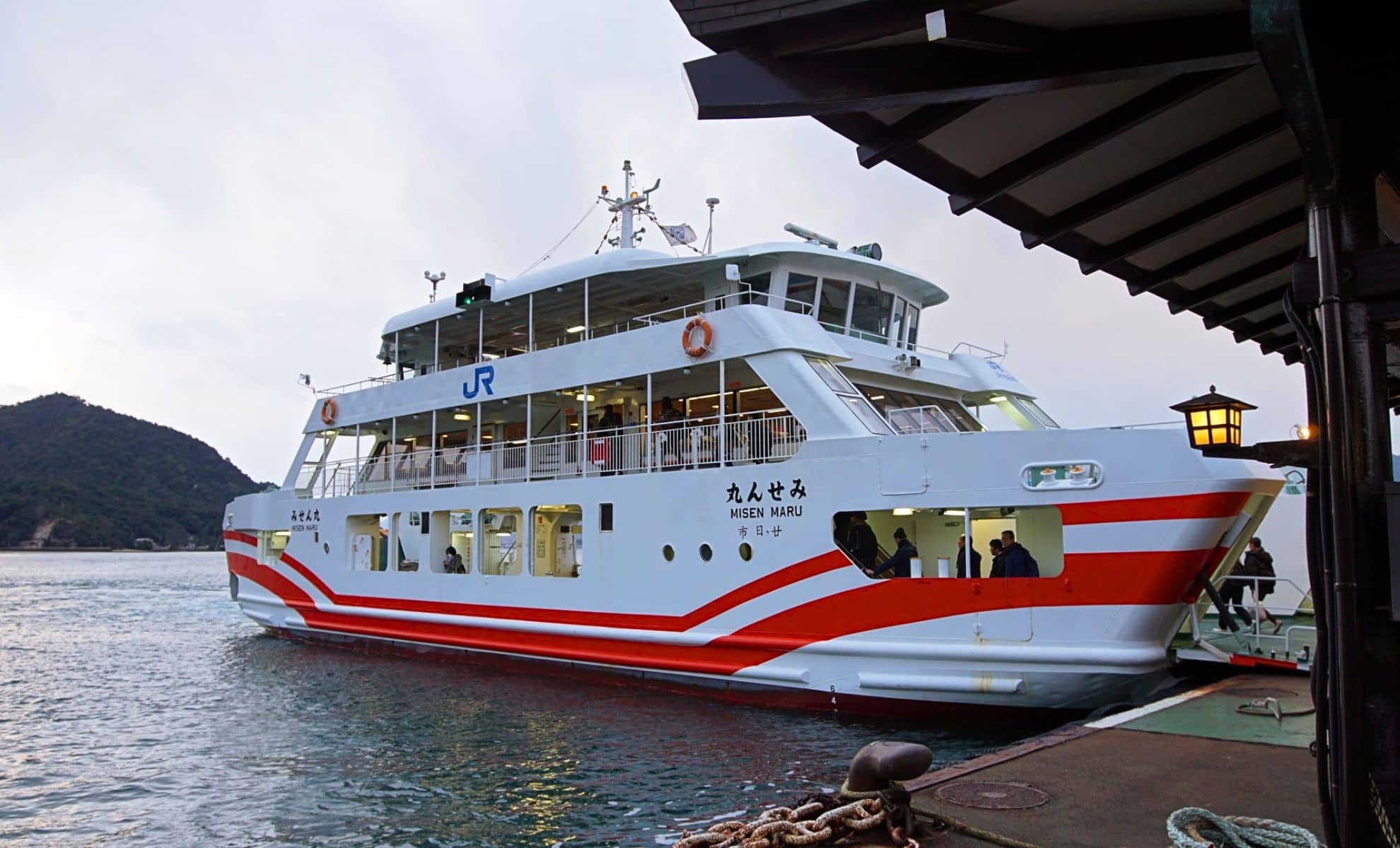 Ferry qui méne a la ville de Tashirojima, Japon