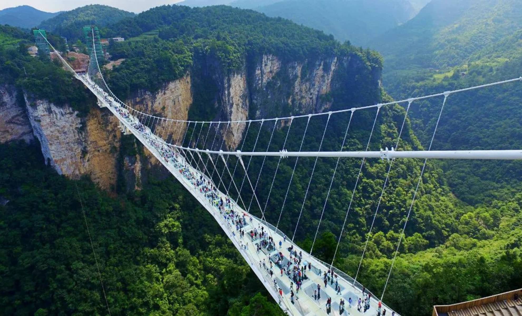 Le célèbre pont de verre de Zhangjiajie, Chine