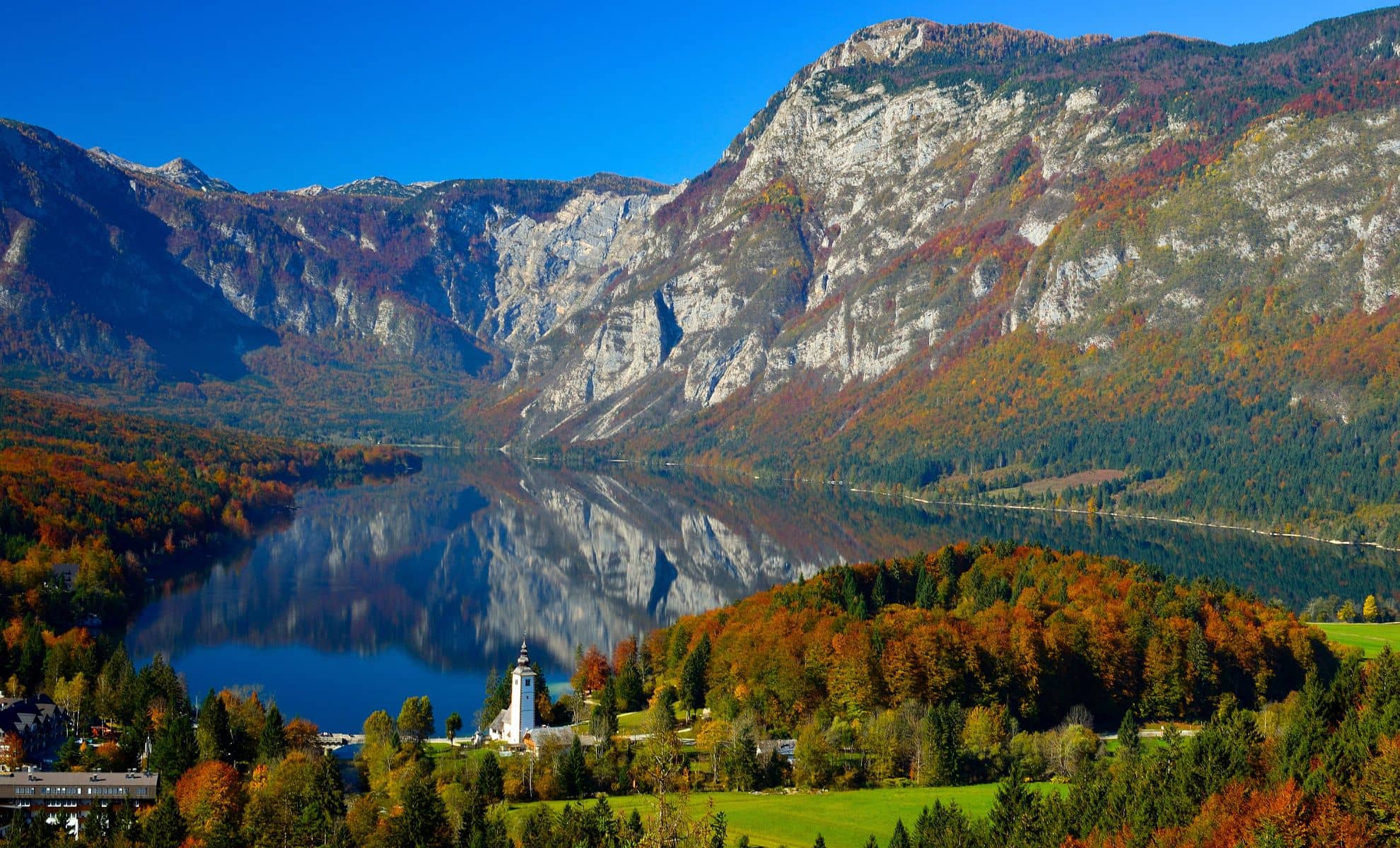 Le lac Bohinj, Slovénie