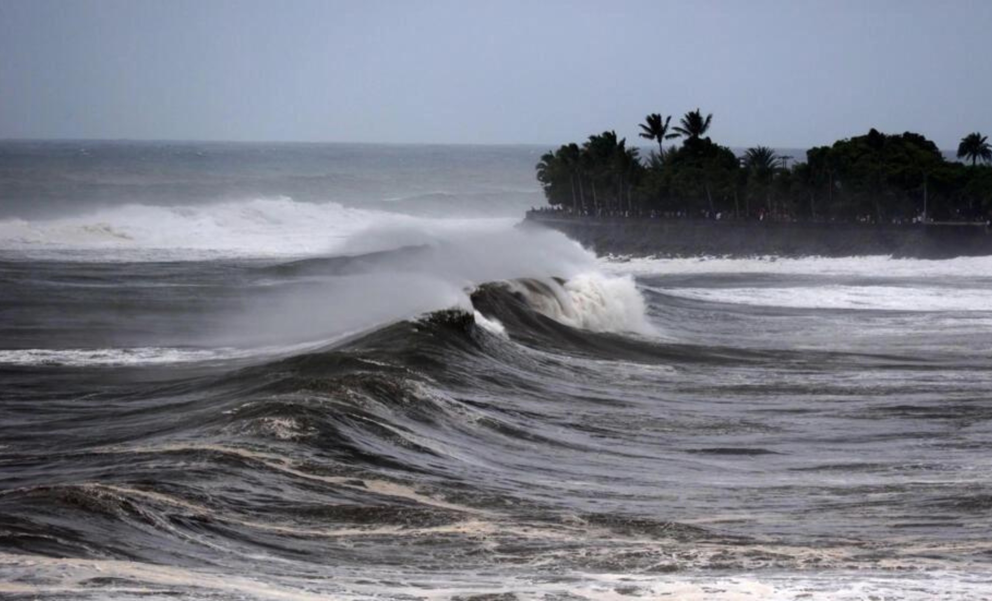 Les vagues s'abattent sur le rivage de Saint-Denis de la Réunion à l'approche du cyclone Belal