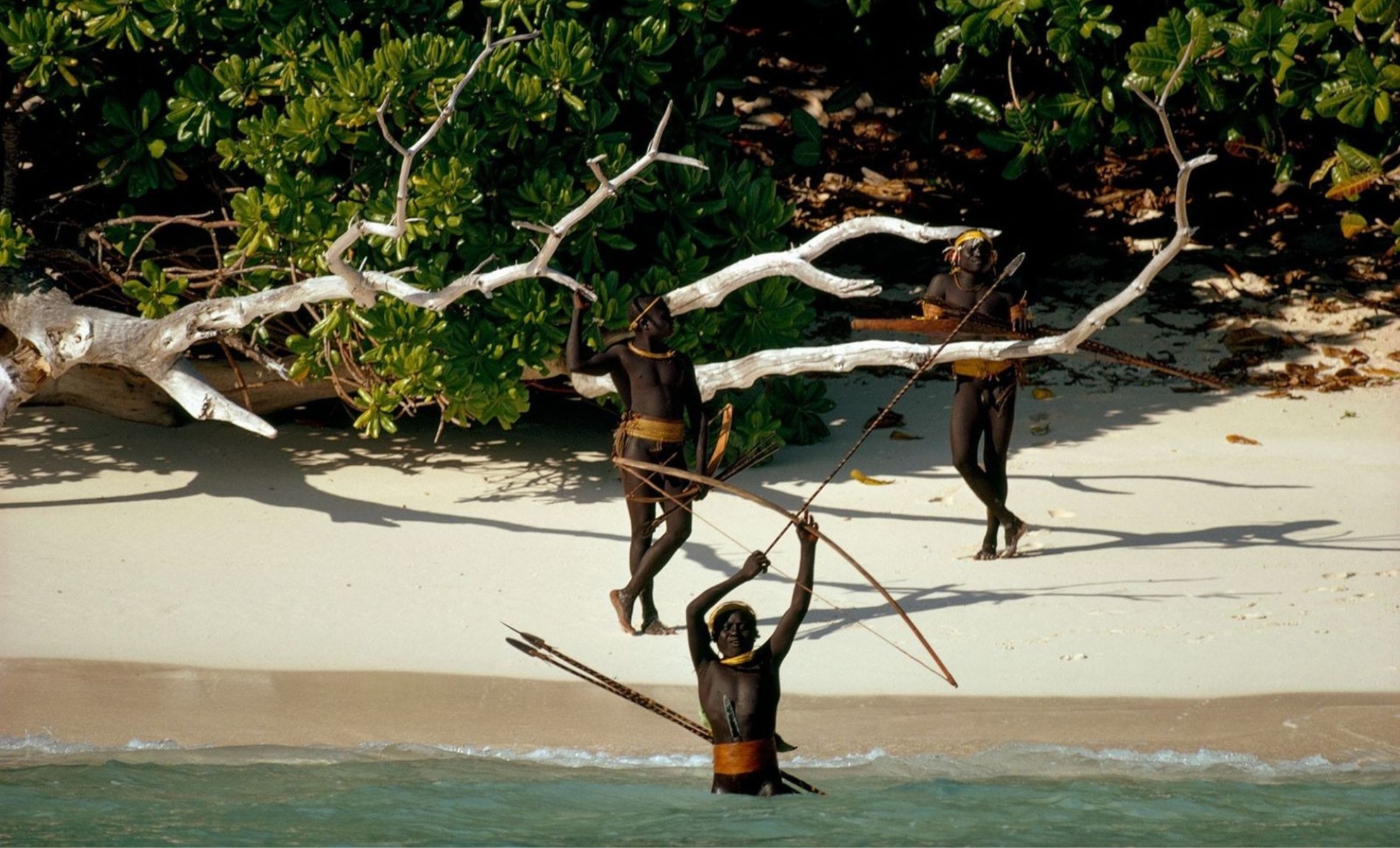 Membres de la tribu des Sentinelles, île de North Sentinel, Océan Indien