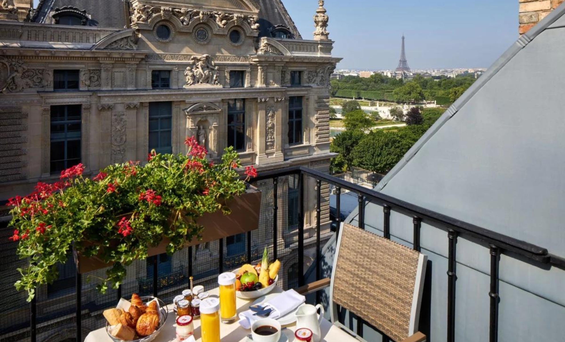 Vue sur la Tour Eiffel depuis le balcon d'une chambre de l'hôtel Régina Louvre