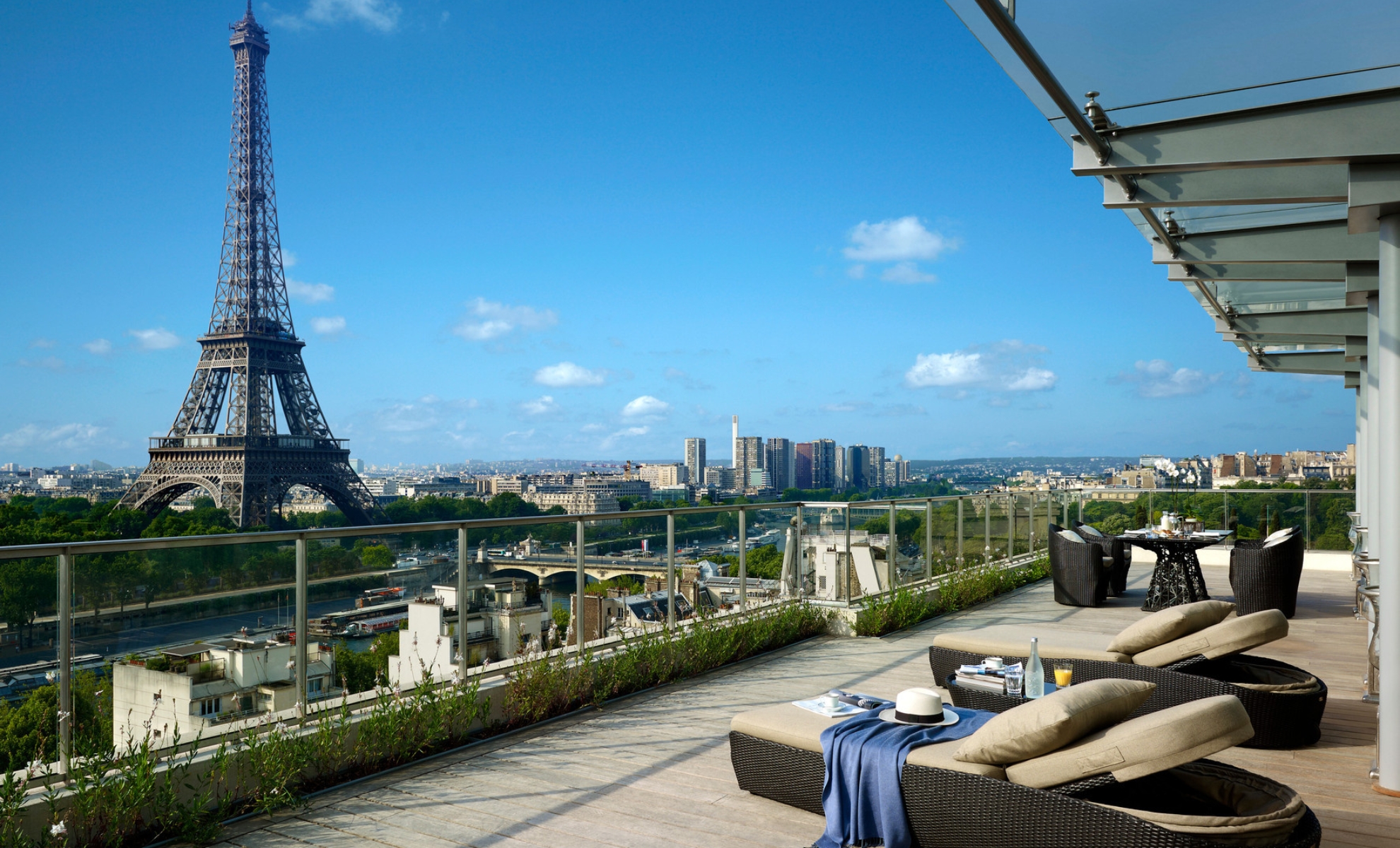 Vue sur la Tour Eiffel depuis une terrasse de l'hôtel Shangri-La Paris