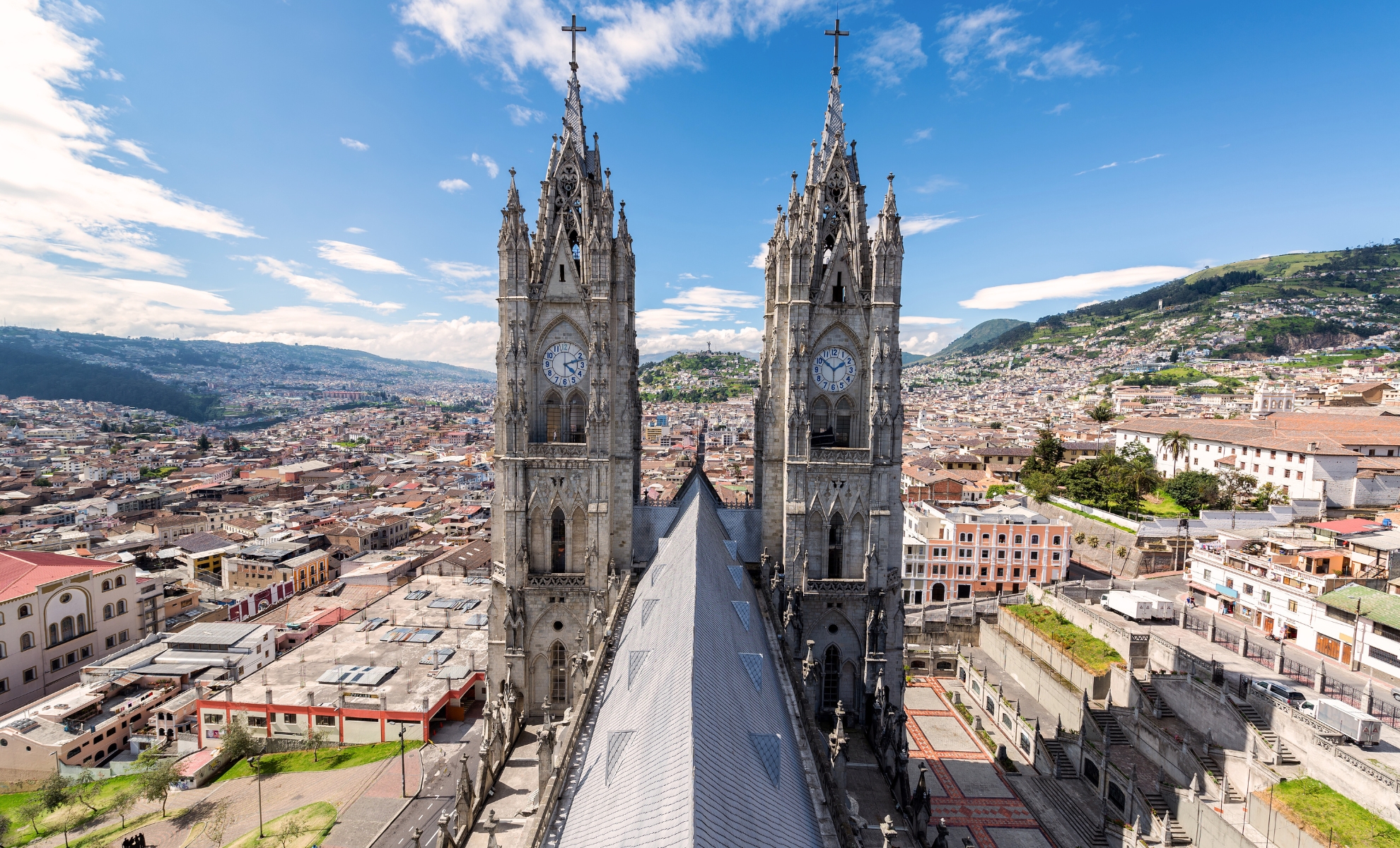 Vue sur la ville de Quito et les tours de la basilique du Vœu national , Équateur