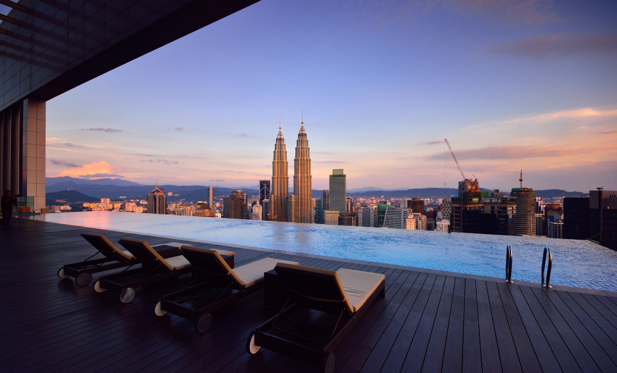 Vue sur les Tours Petronas depuis une chambre d'hôtel, Kuala Lumpur, Malaisie