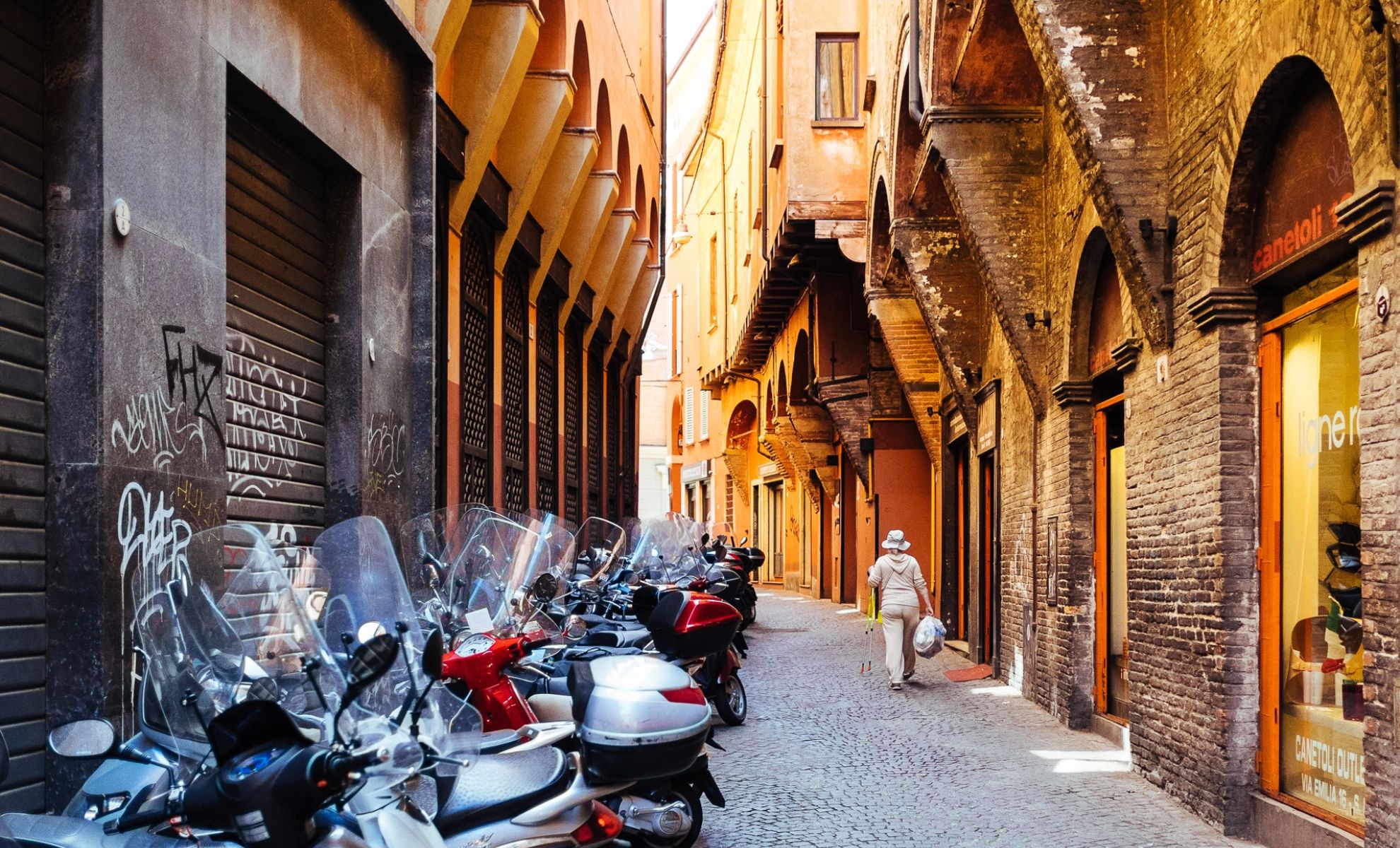 Vue sur une ruelle à Bologne, Italie