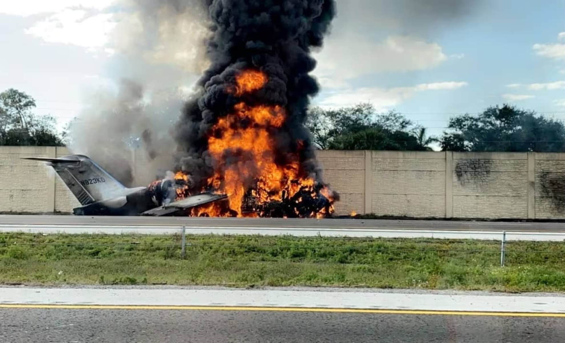 Crash d'un avion sur une autoroute en Floride, États-Unis