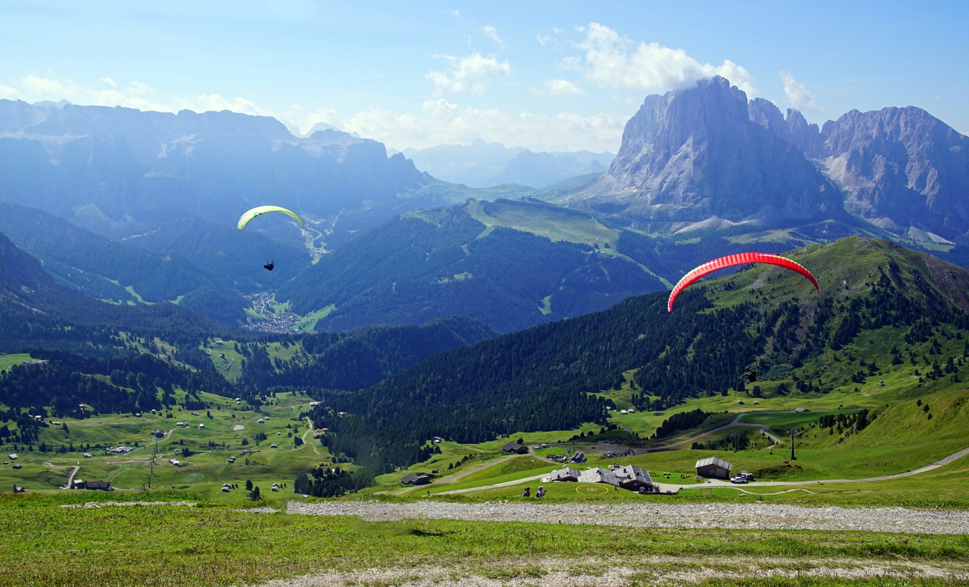 Faire du parapente dans les Dolomites en Italie