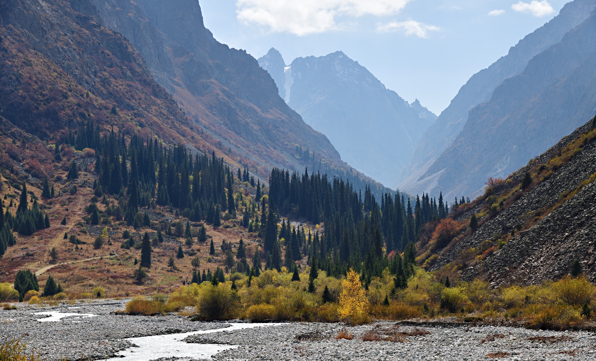 Les montagnes du parc national d'Ala Archa au Kirghizistan