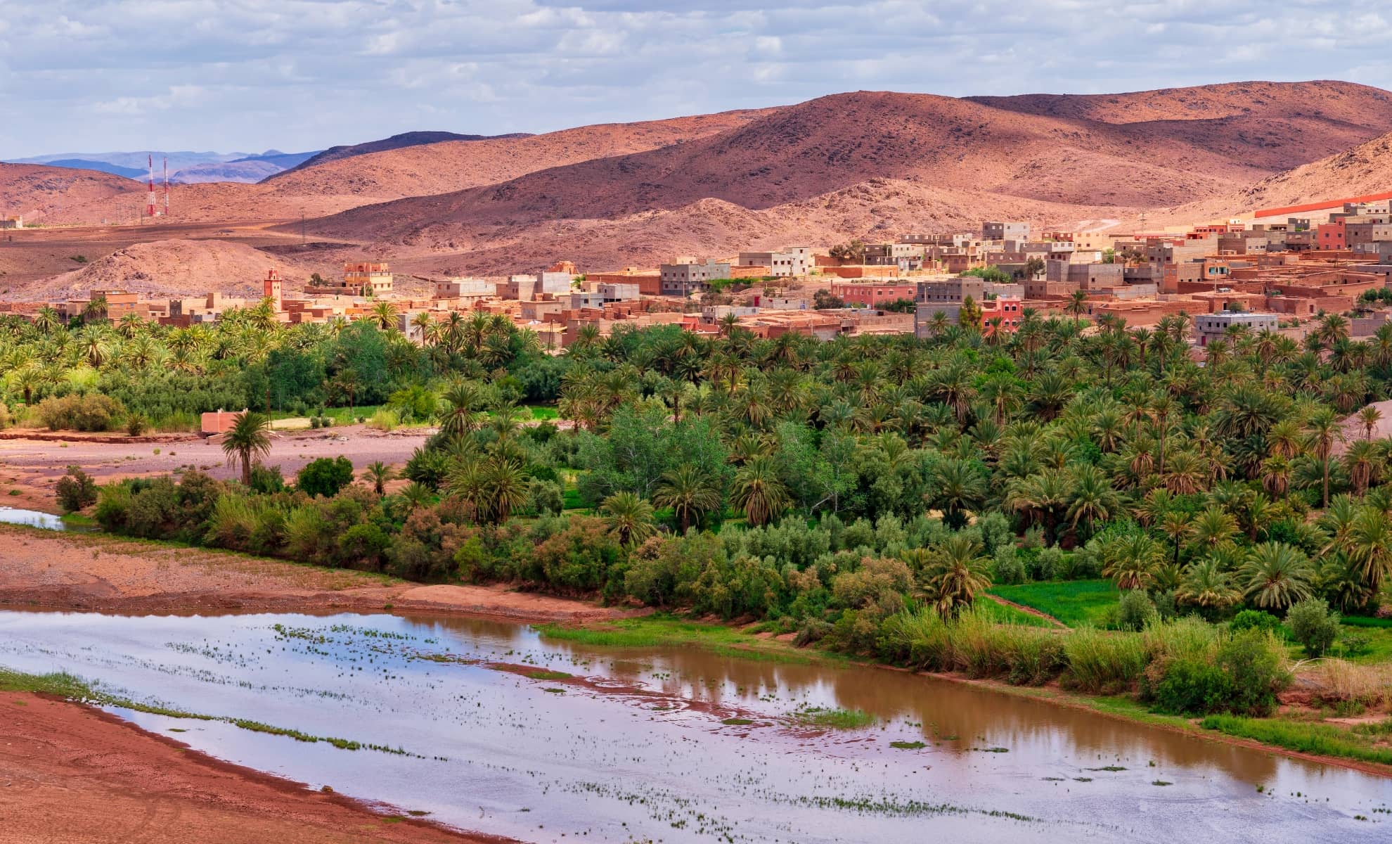 Une oasis et un village au Maroc