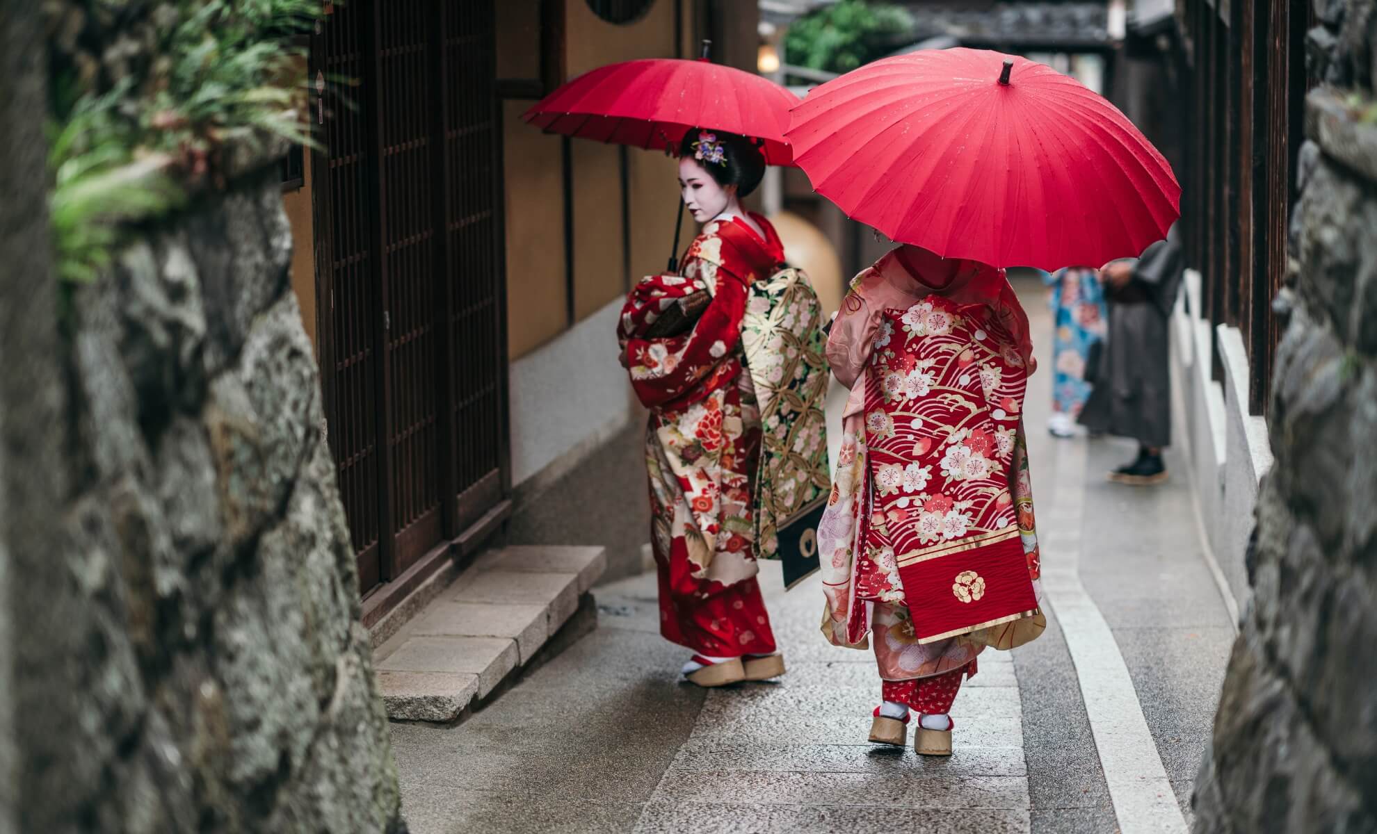 Des maiko geishas dans les ruelles du quartier de Gion, Kyoto au Japon