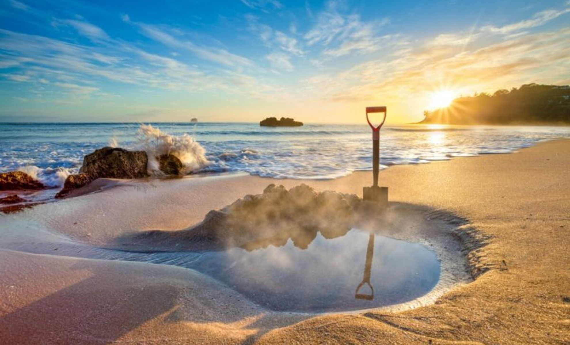 La plage Hot water dans la péninsule de Coromandel, Nouvelle-Zélande