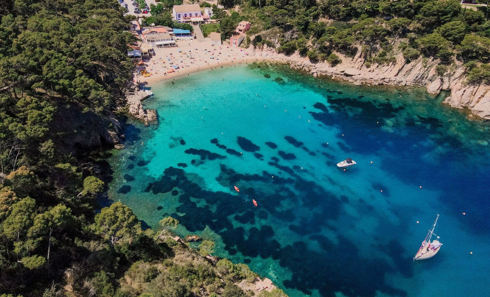 La plage la Cala Aiguablava en Catalogne, Espagne