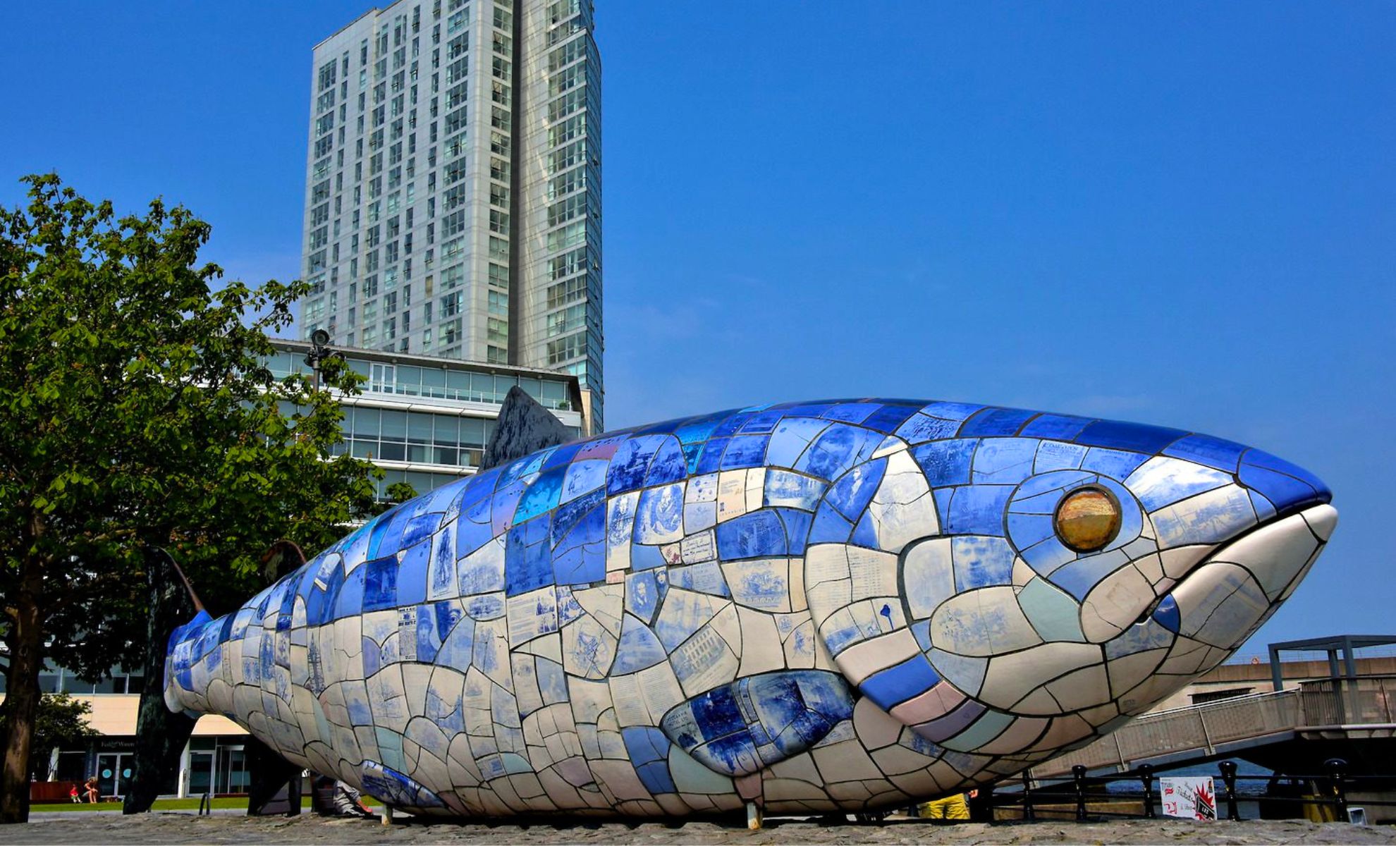 The Big Fish sur le quai Donegall, Irlande du Nord