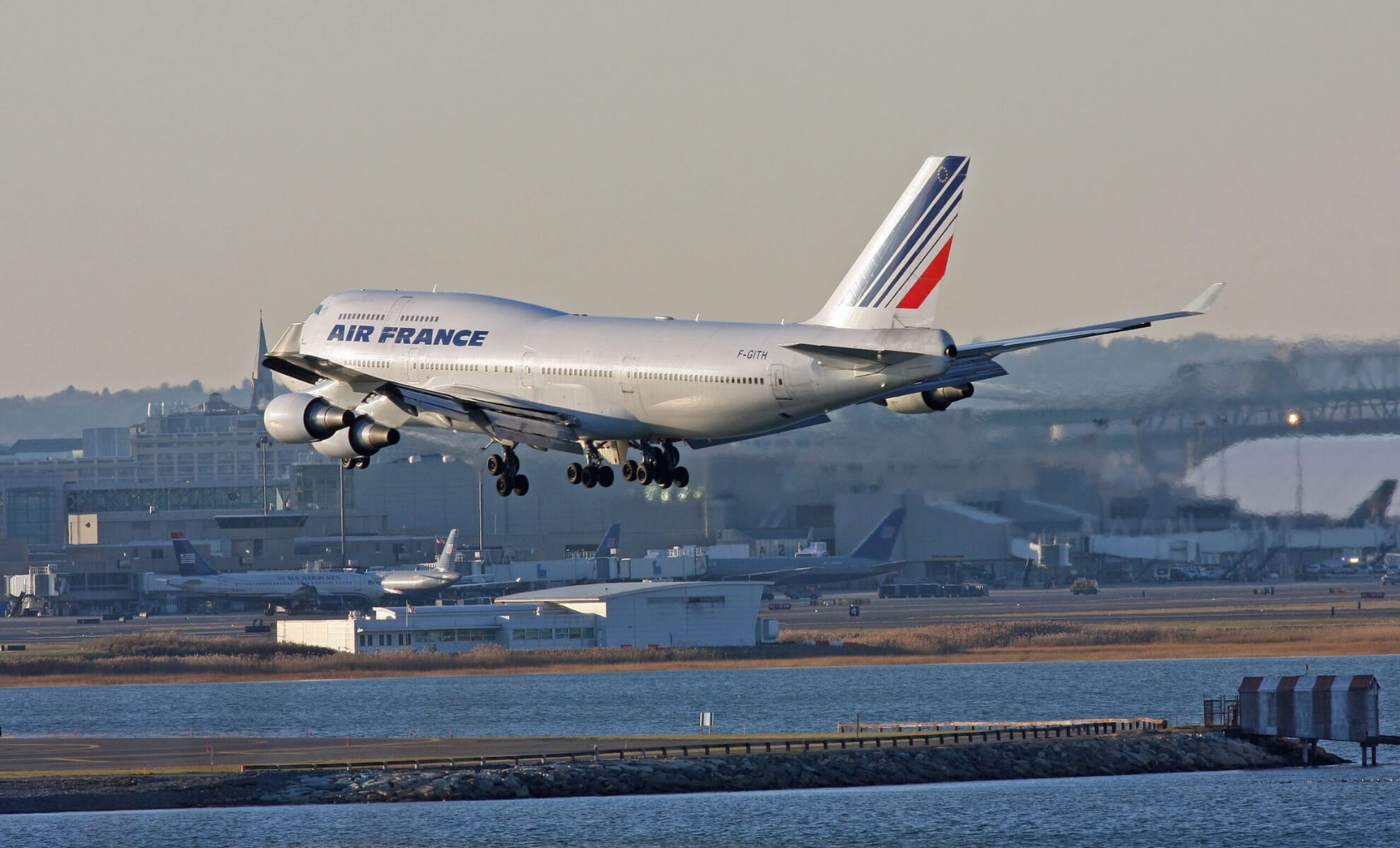 Avion de la compagnie aérienne Air France amorçant un atterrissage