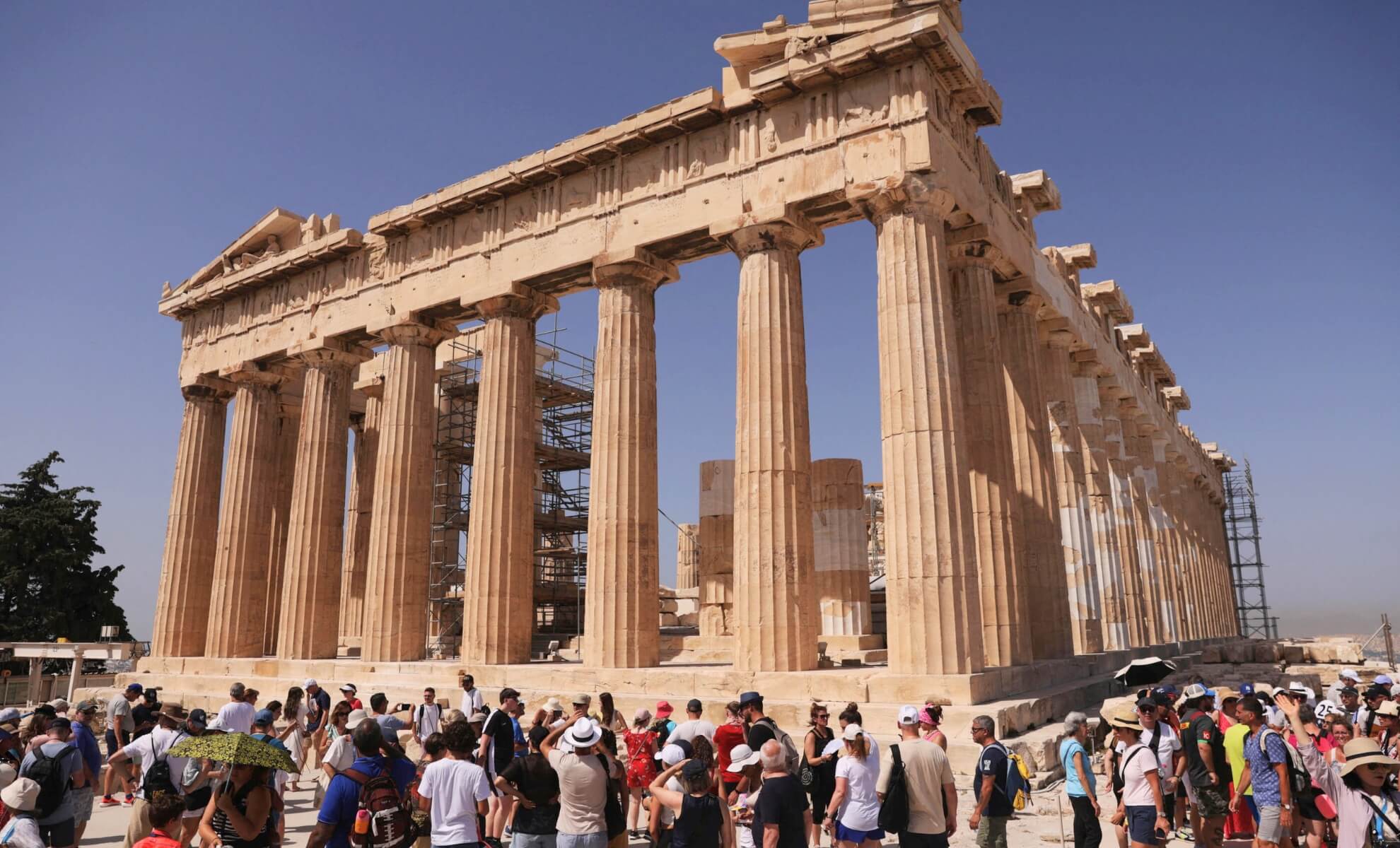 Des touristes visitant l'Acropole d'Athènes en Grèce