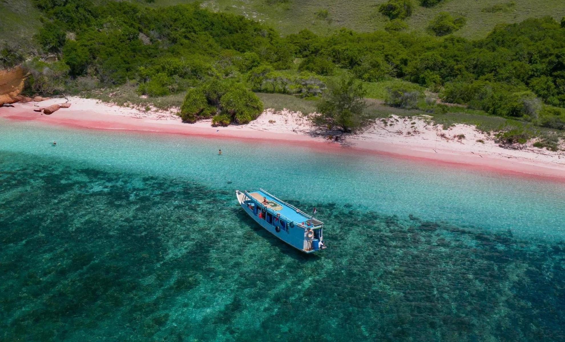 La plage Pantai Merah sur l’île de Komodo, Indonésie