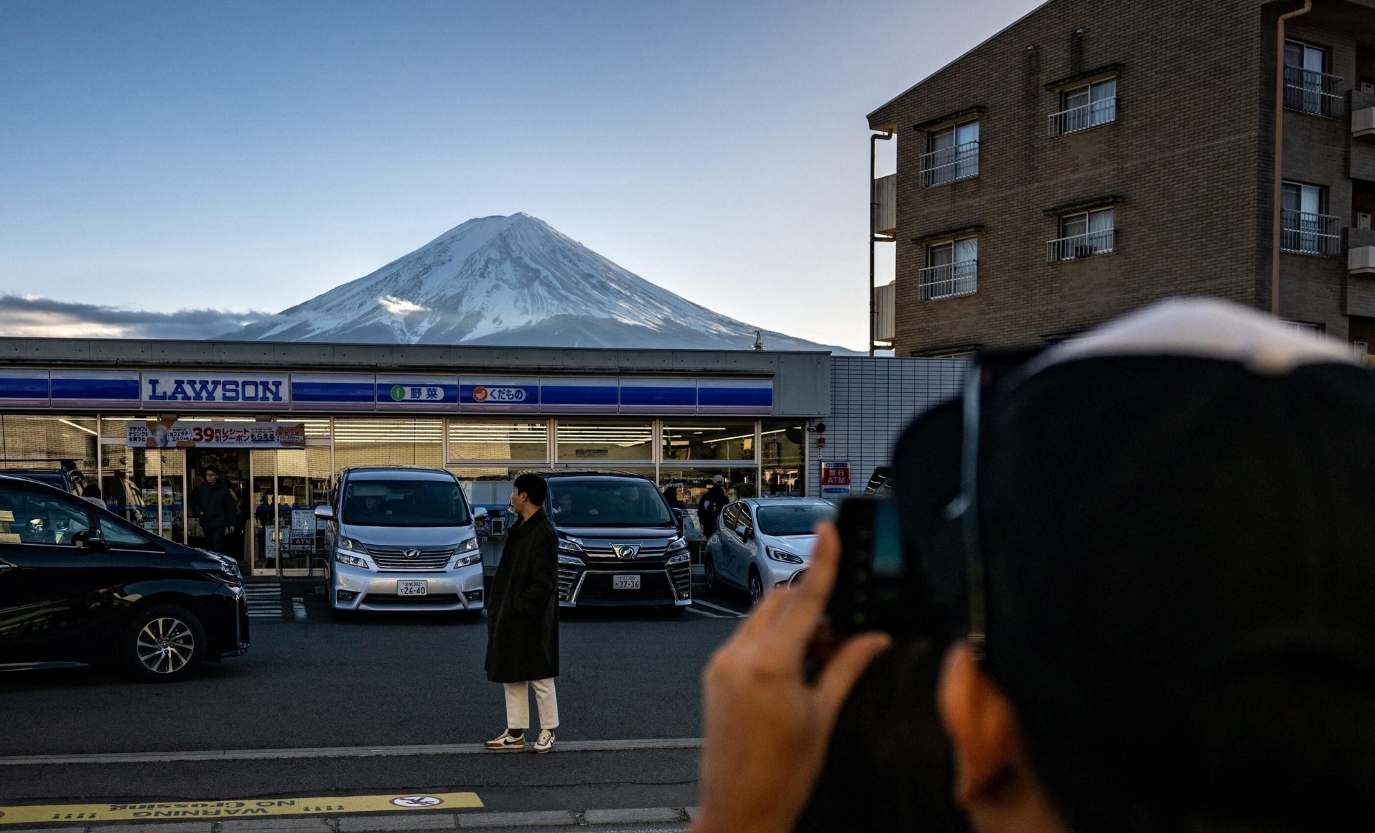 La supérette Lawson et vue sur le mont Fuji, Japon