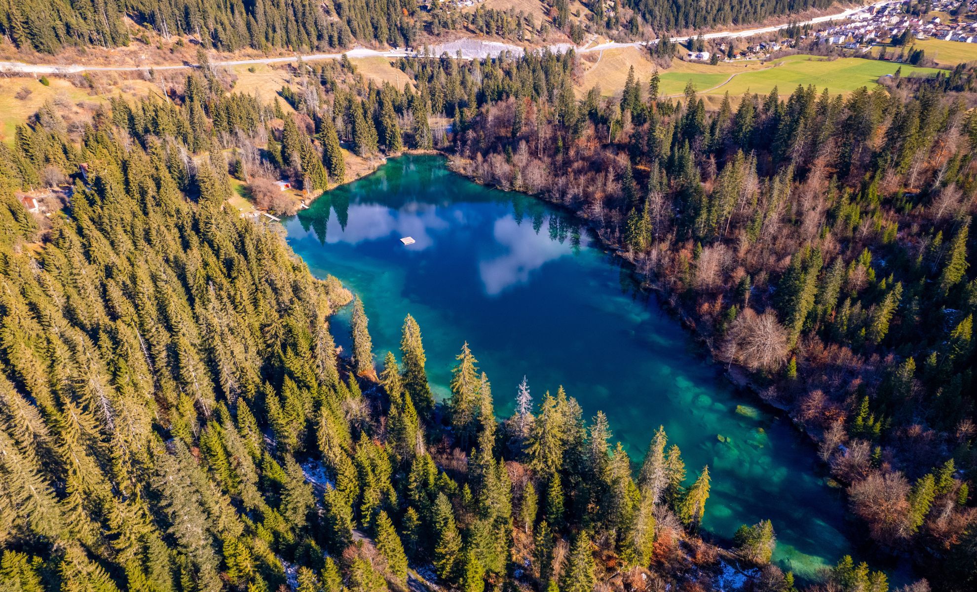 Le lac Crestasee, à Grison, Suisse