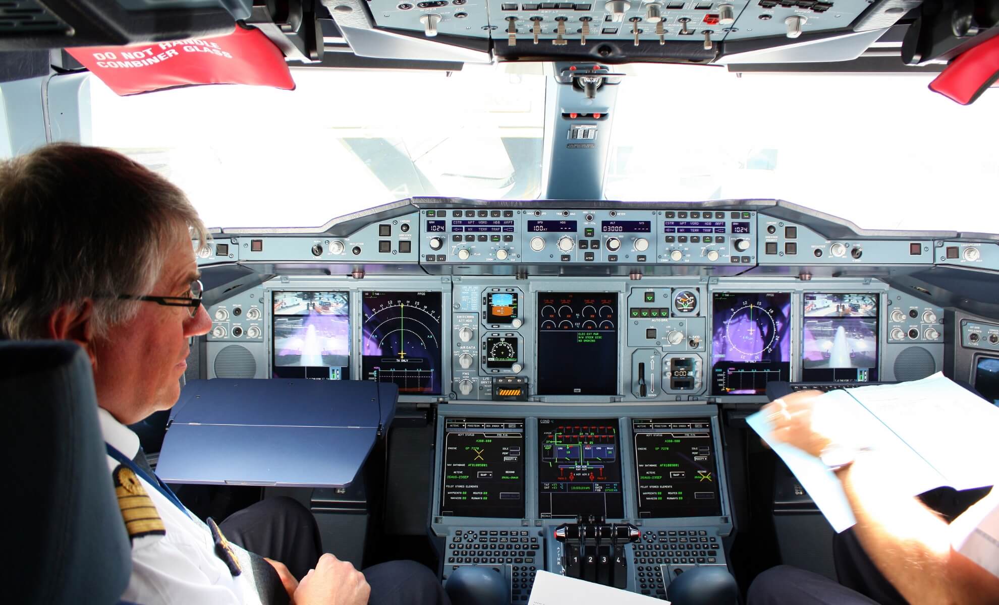 Pilotes dans le cockpit d'un avion de la compagnie aérienne Air France