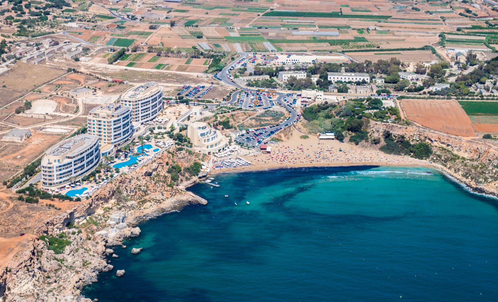 Vue du ciel sur la plage de Mellieha Bay, au nord de Malte