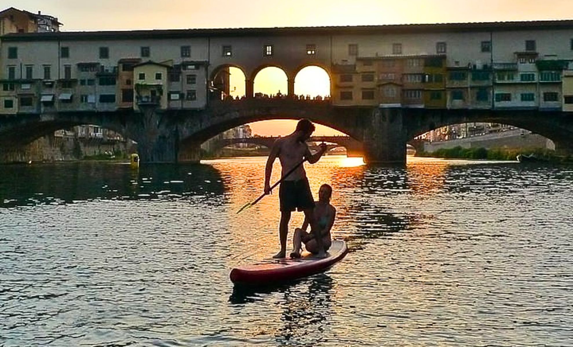 Faire du paddle sur l’Arno, Florence, Italie