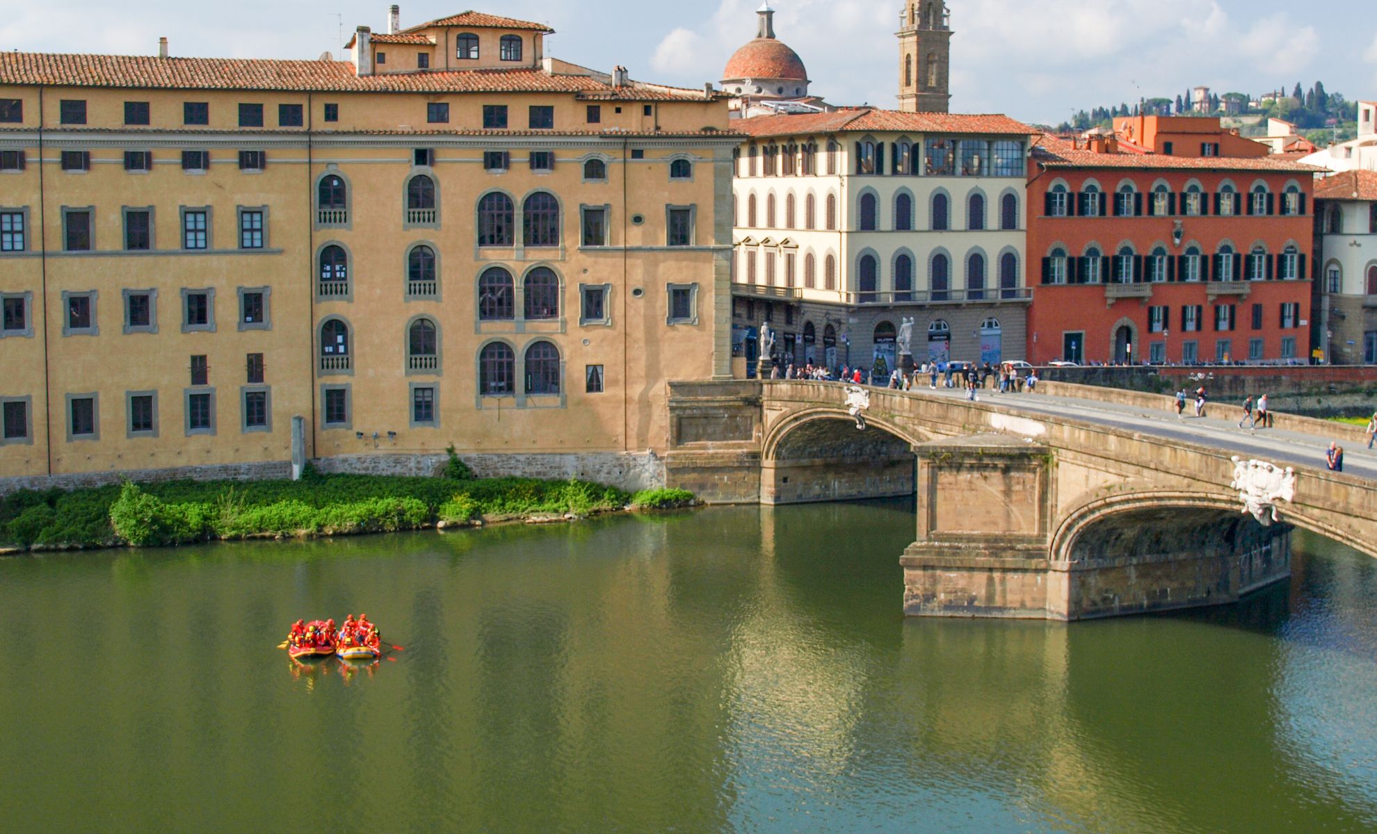 Faire du rafting urbain sur l’Arno, Florence, Italie