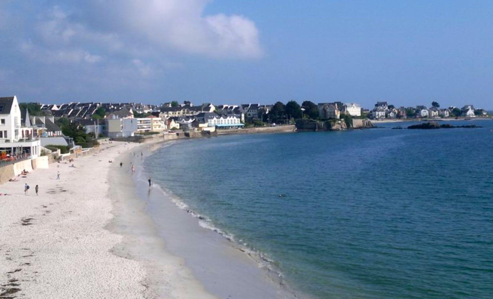 La plage au sable blanc de Concarneau, France