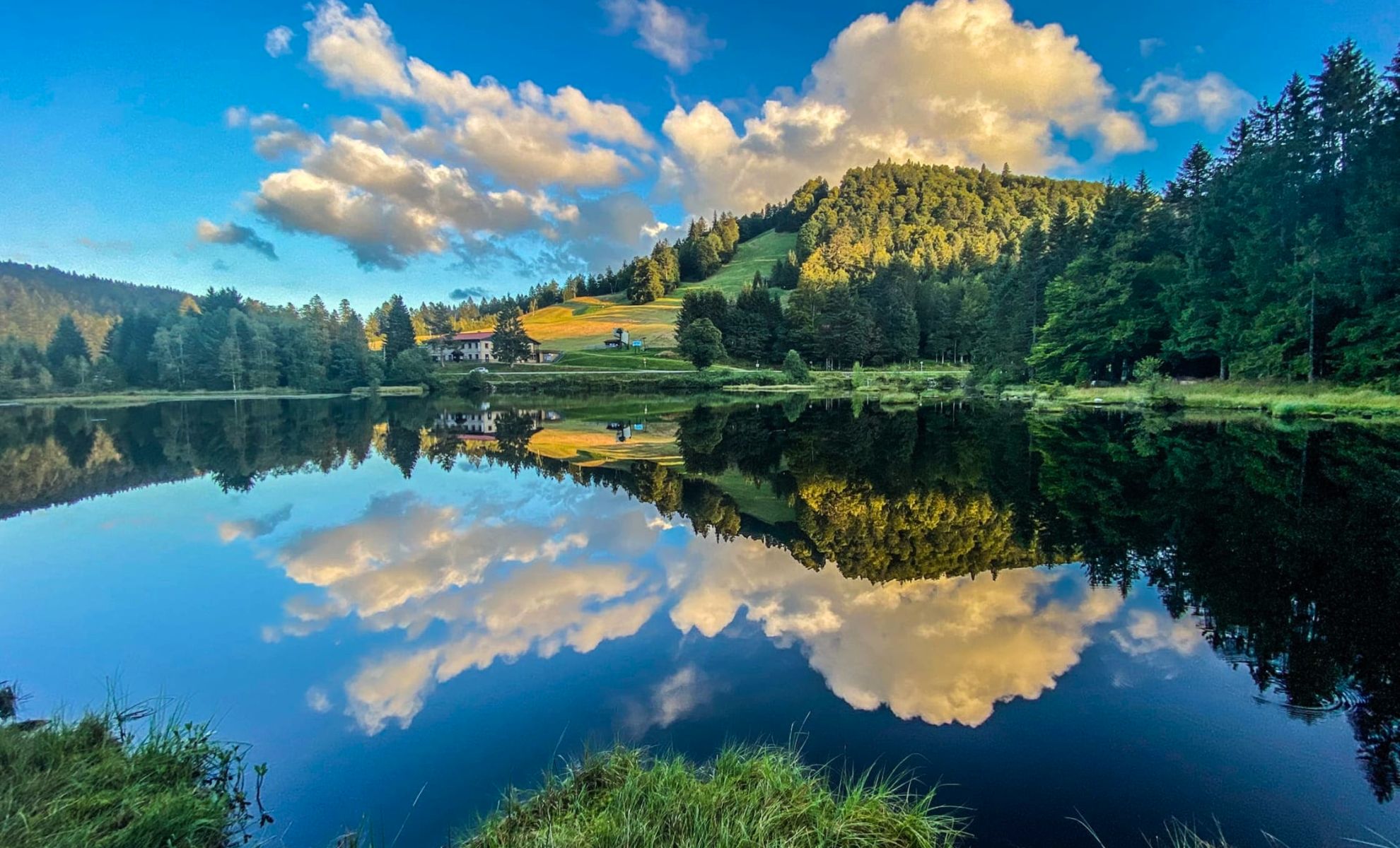 Le Lac de Lispach dans les Vosges, France