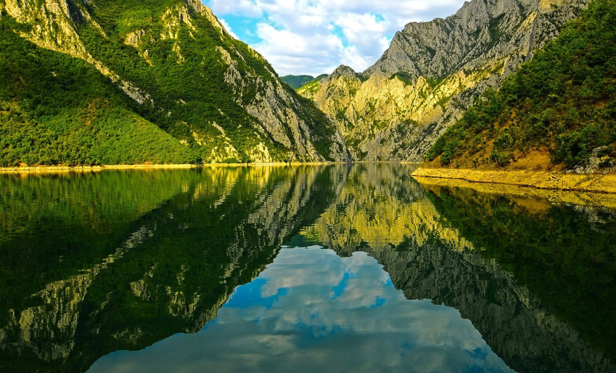 Le lac Komani, Albanie