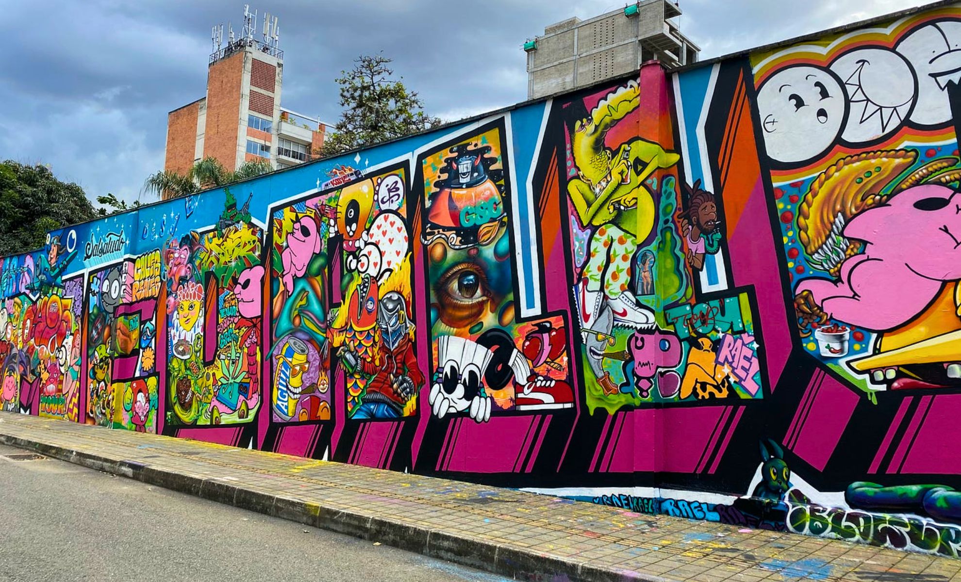 Partir à la découverte des ruelles colorées dans le quartier populaire d’El Poblado à Medellín, Colombie