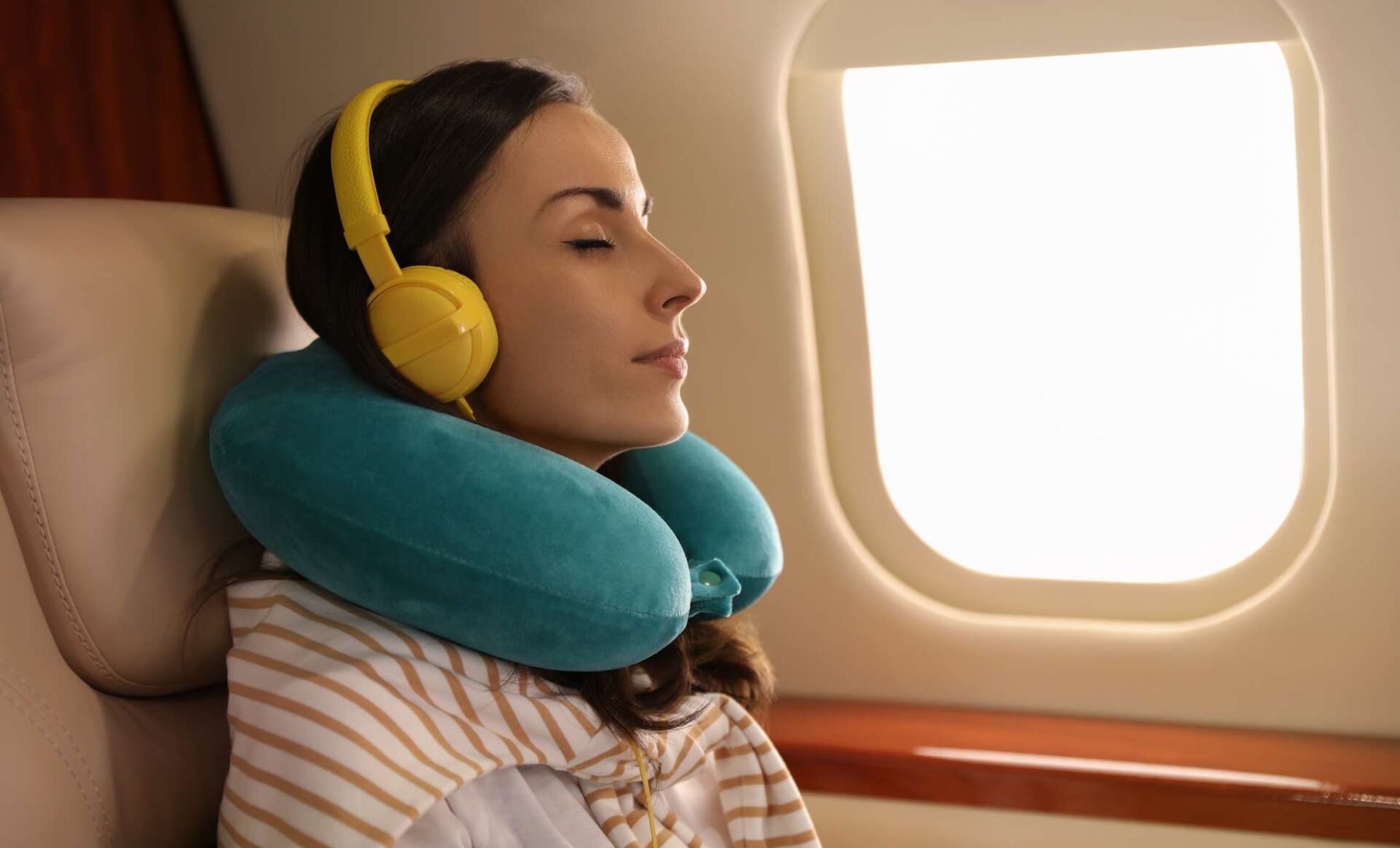 Porter un casque antibruit en avion avec support d'appui-tête gonflable