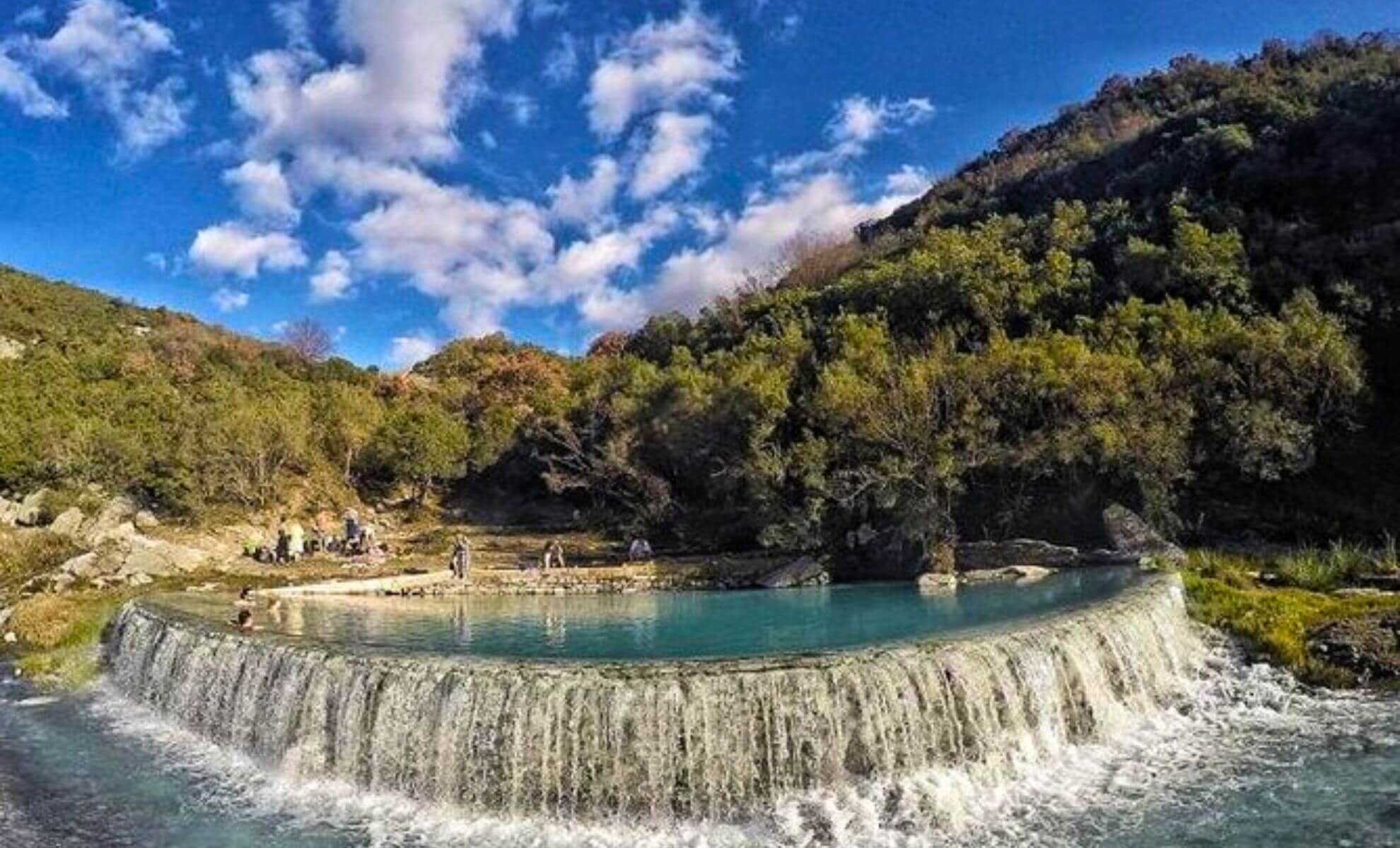 Prendre un bain dans les thermes de Benja en Albanie