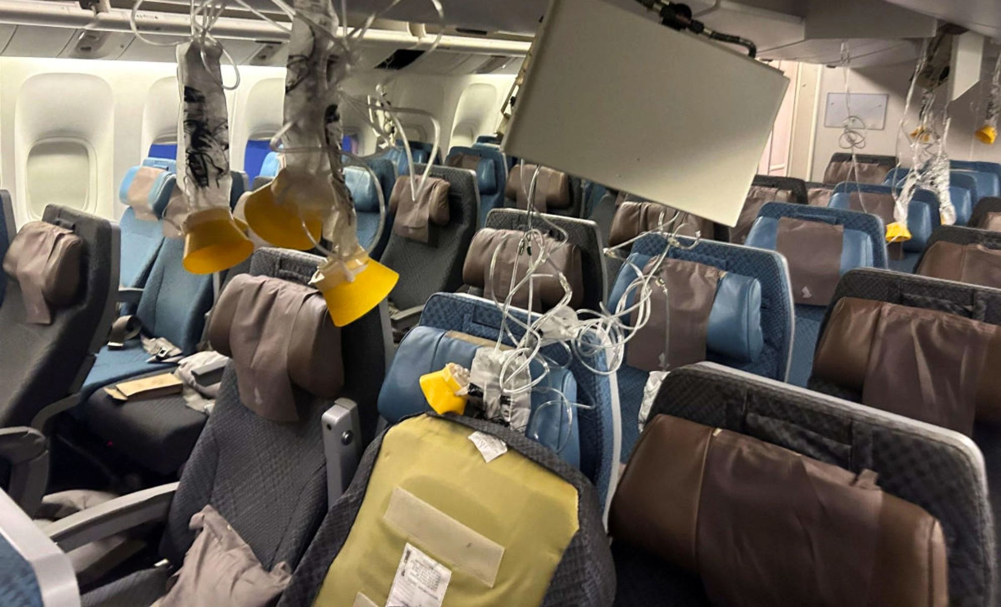 Une scène de chaos à l'intérieur de l'avion Singapore Airlines