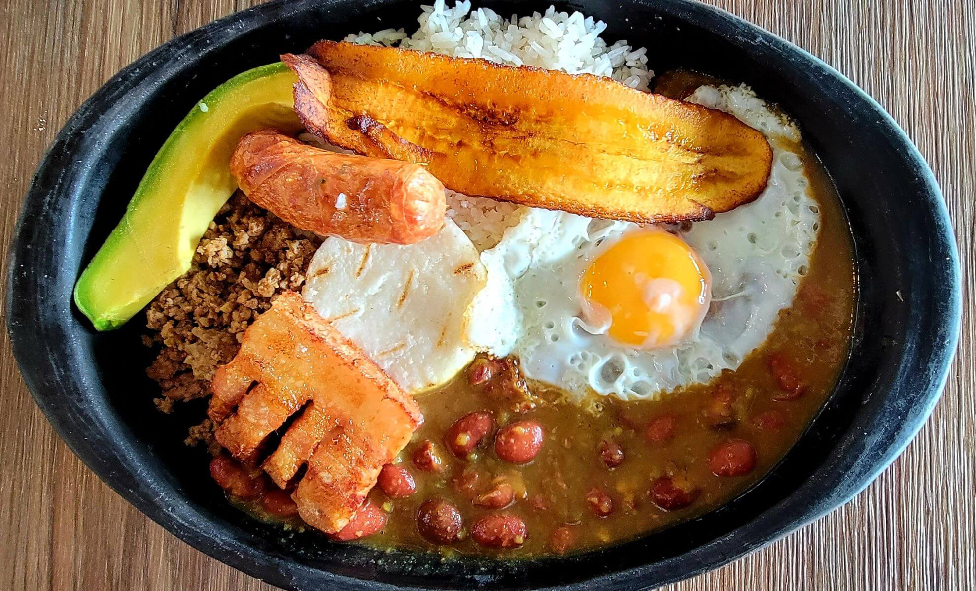 La bandeja paisa plat local