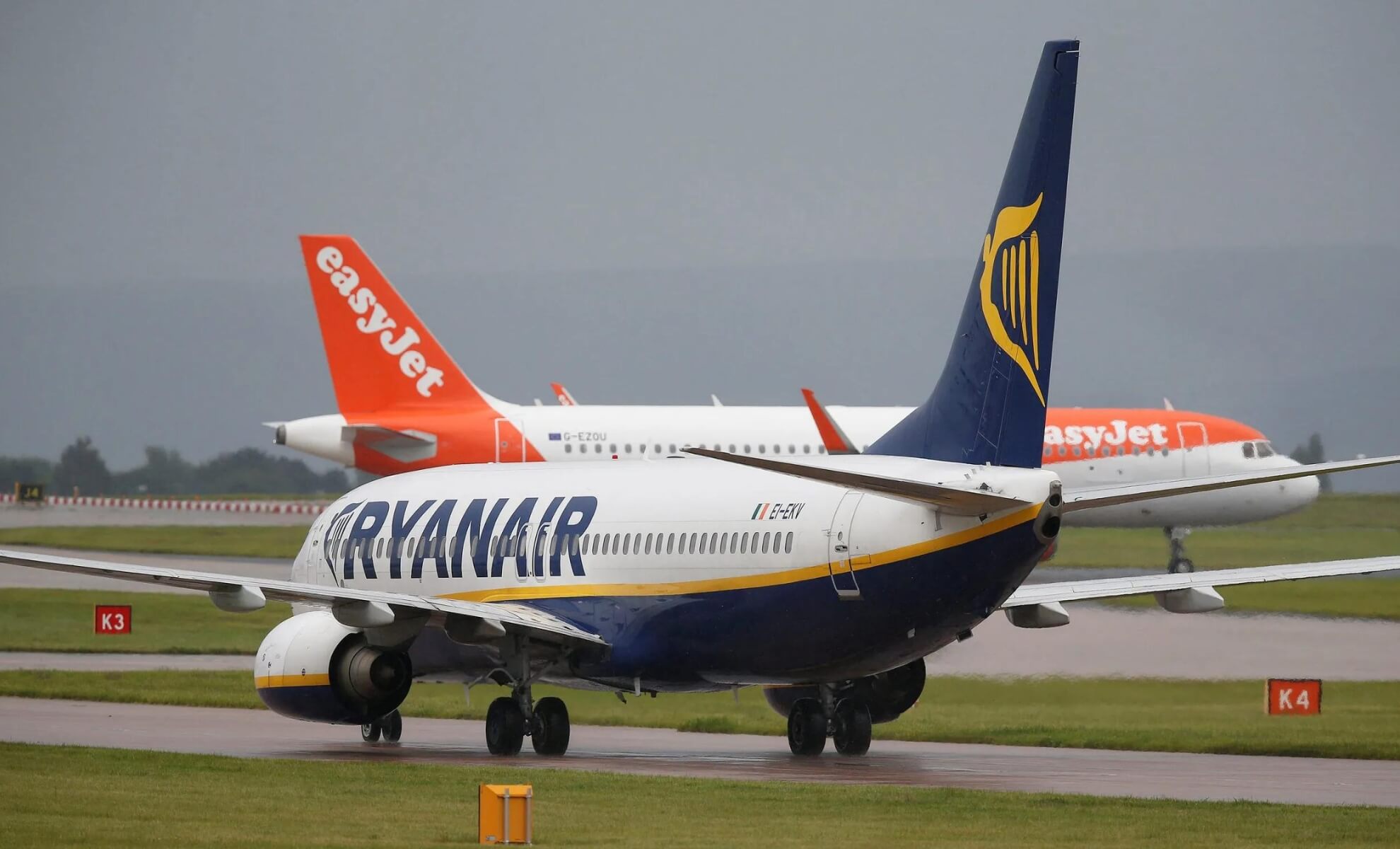 Deux avions des compagnies aériennes low cost Ryanair et easyJet