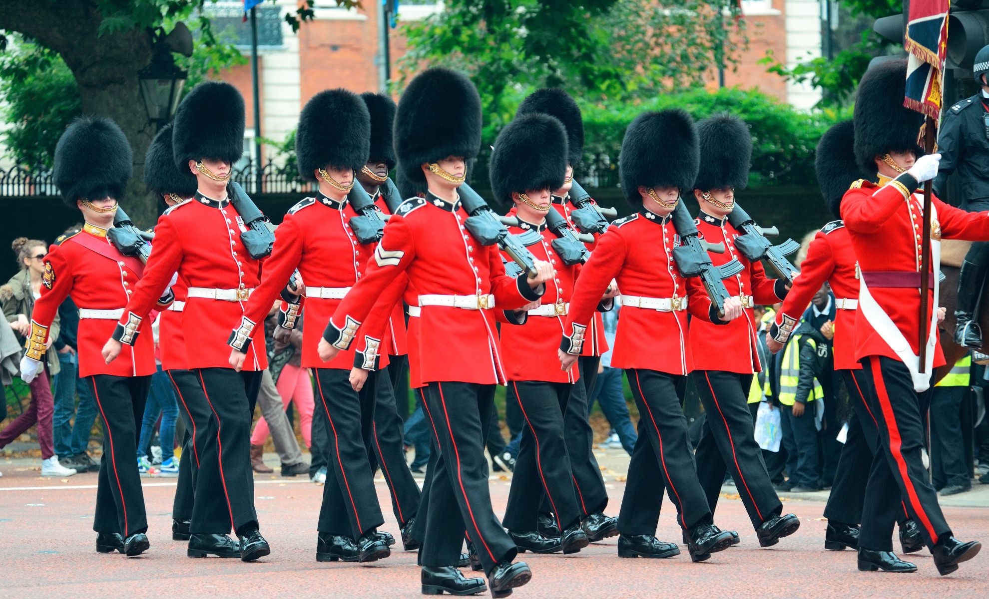 La cérémonie officielle de changement de la Garde Royale à l’entrée du palais de Buckingham à Londres