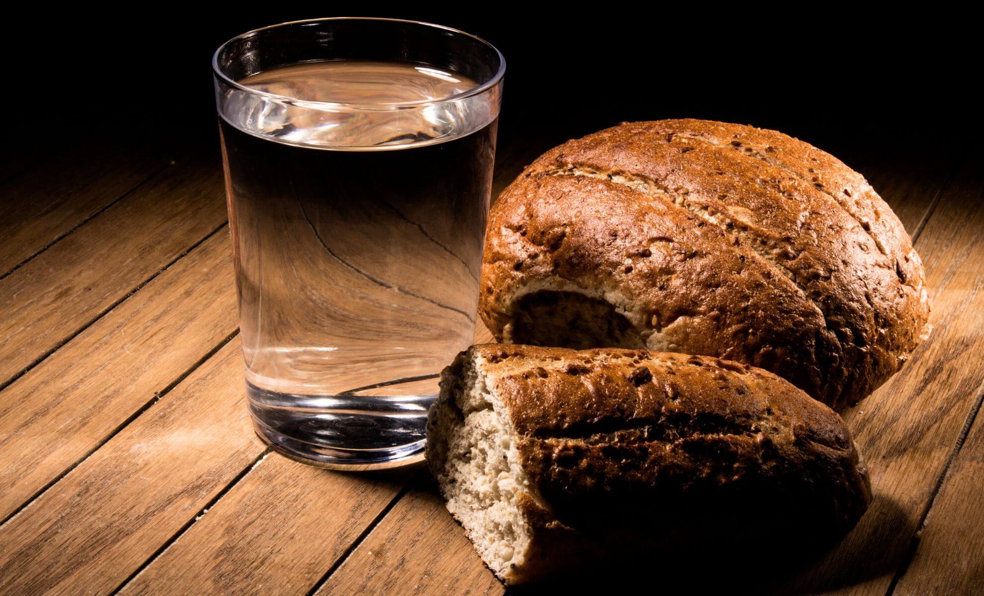 Les restaurants font payer l'eau, le pain et les couverts en Italie