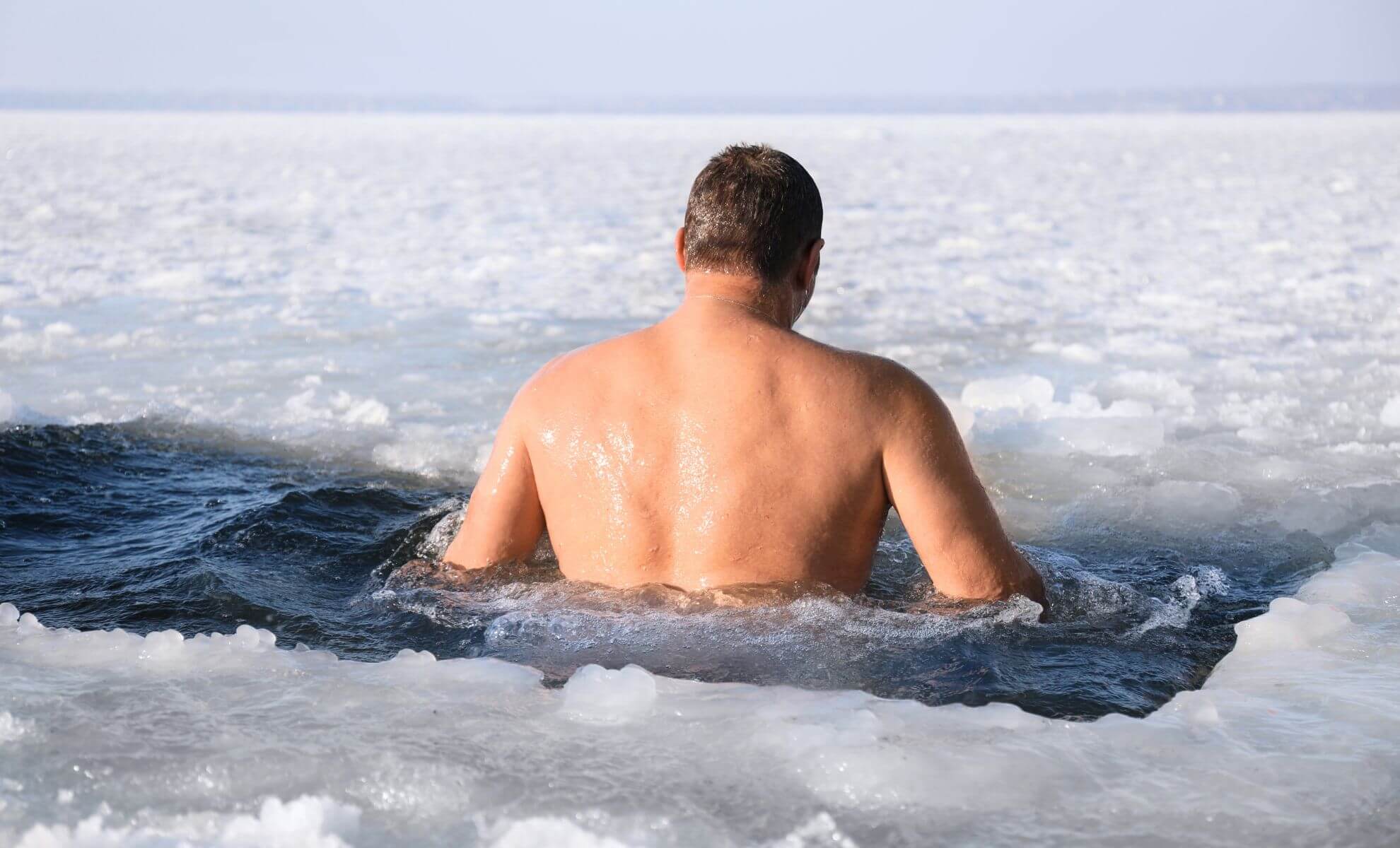 Une baignade dans les eaux glacées d'islande