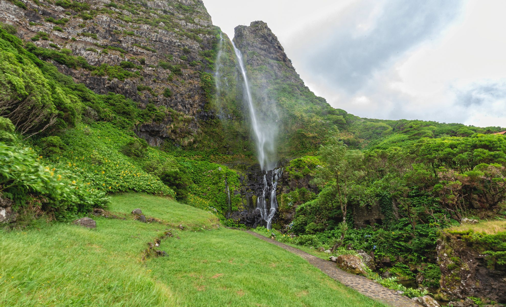 La cascade Poco de Bacalhau, l’île de Flores, Archipel des Açores