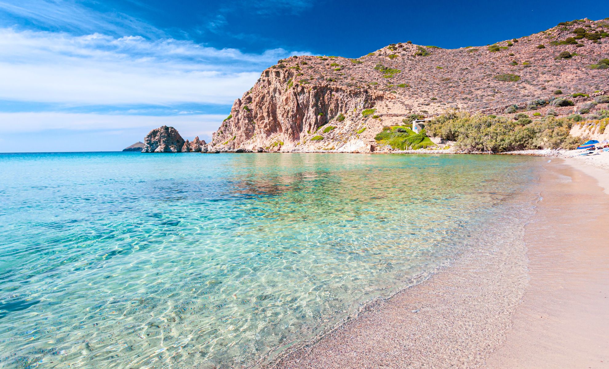 La plage Plathiena, Milos, Grèce